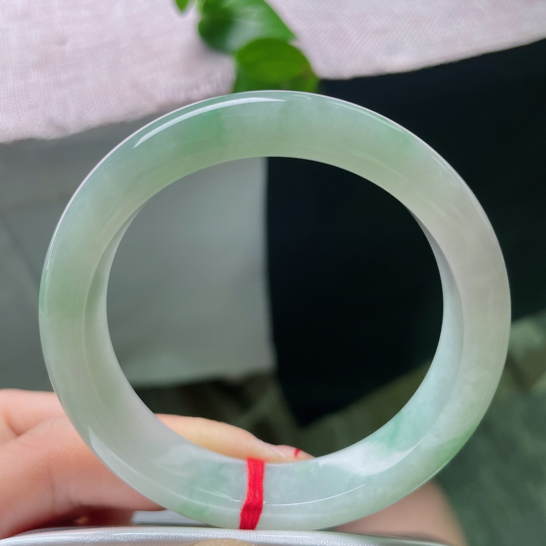 54.8/12.4/8.6，飘花正圈，有纹，底子细腻，柔和的淡绿色调，水润感充足；绿花分布自然飘逸，