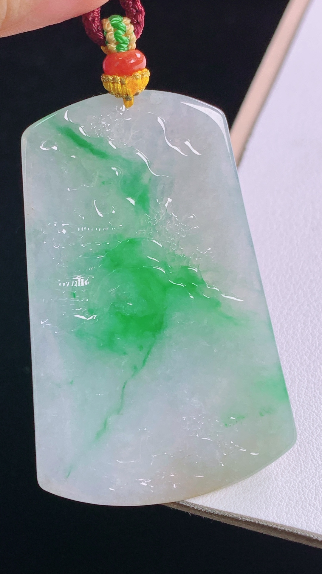 三彩山水牌 色泽丰富，底子细腻，无裂 尺寸:60.5-39.7-5.8mm