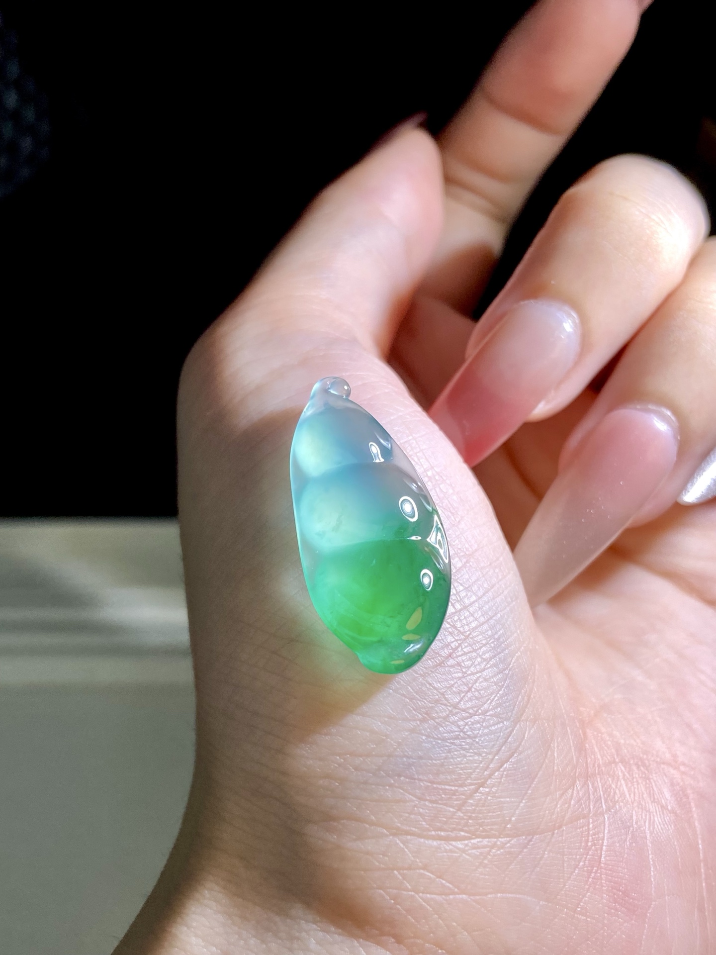 高冰种木纳绿福豆，漂亮的种水是藏不住的，胶胶润润的，厚度讨喜 福气满满，镶枚吊坠无敌了：，裸石：31.2-13.8-4.4mm