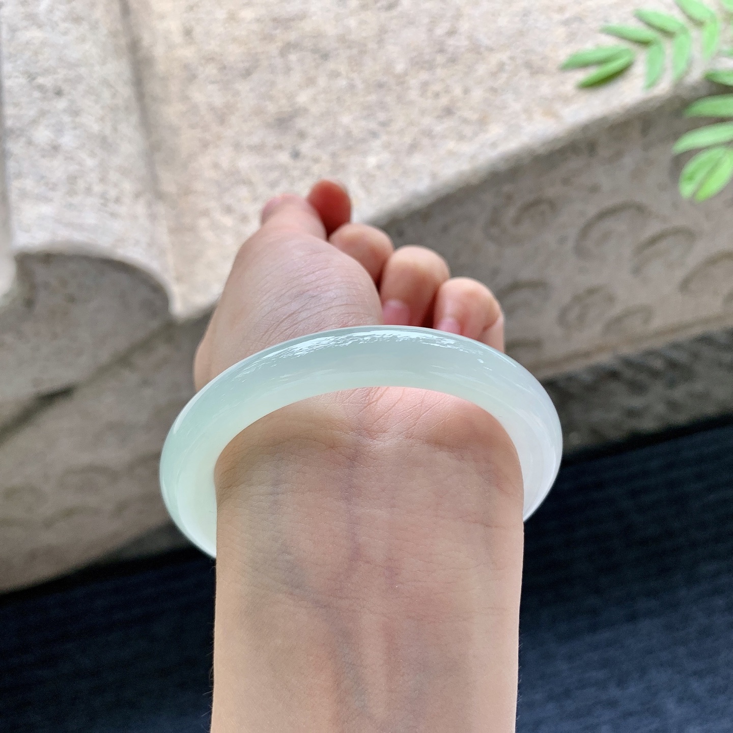 圆条53 54【圈口】54.5/9.5/9.1【编码】A3070820【描述】糯冰淡绿，水润，种老，细腻，打灯有絮线