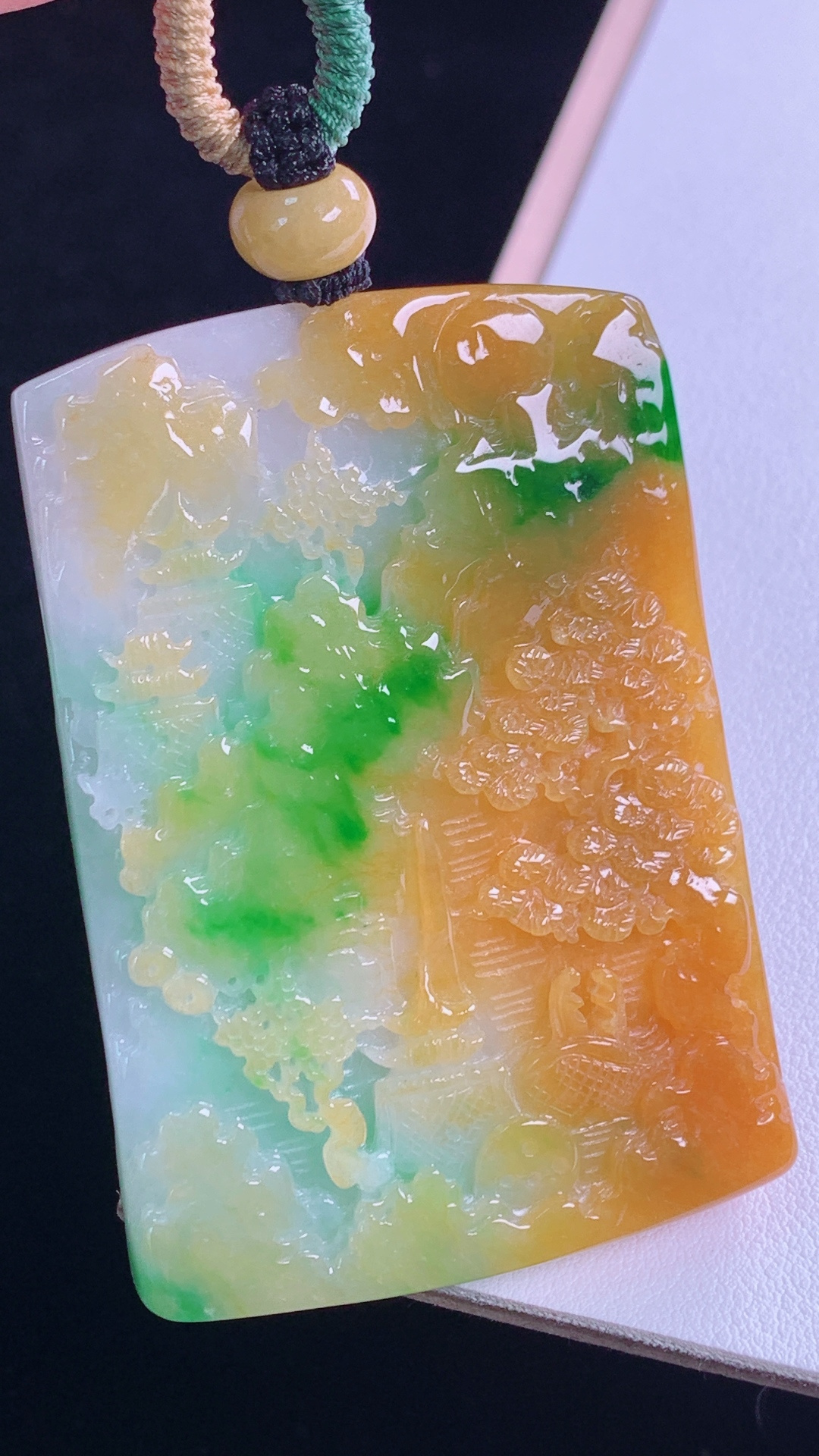 ️三彩山水牌色泽丰富，雕工精湛，无裂尺寸:65.1-45.7-9.1mm 4