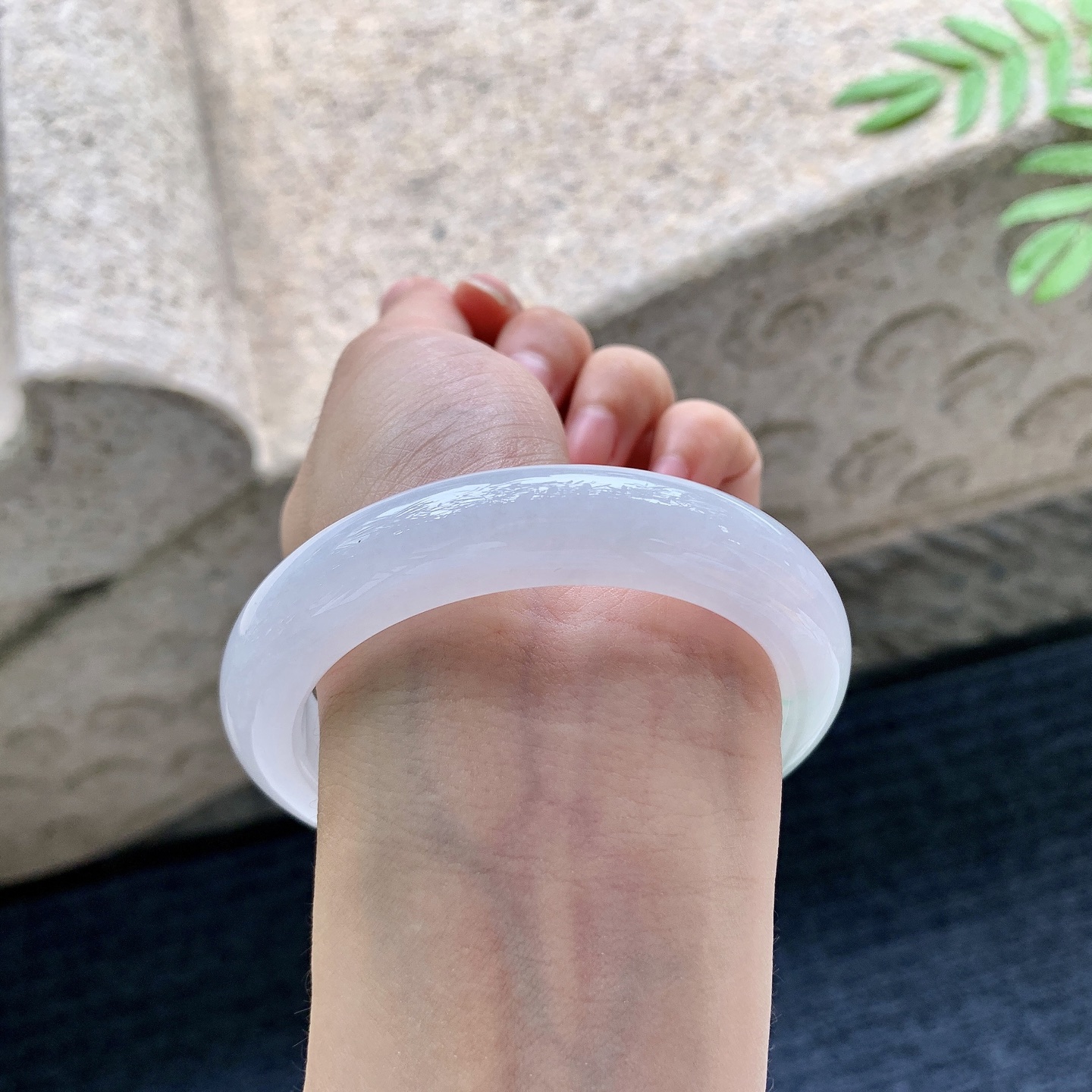 正圈55 56【圈口】56.7/12.1/9.5【编码】G7070825【描述】糯冰飘阳绿，水润，种老，细腻，打灯有絮线