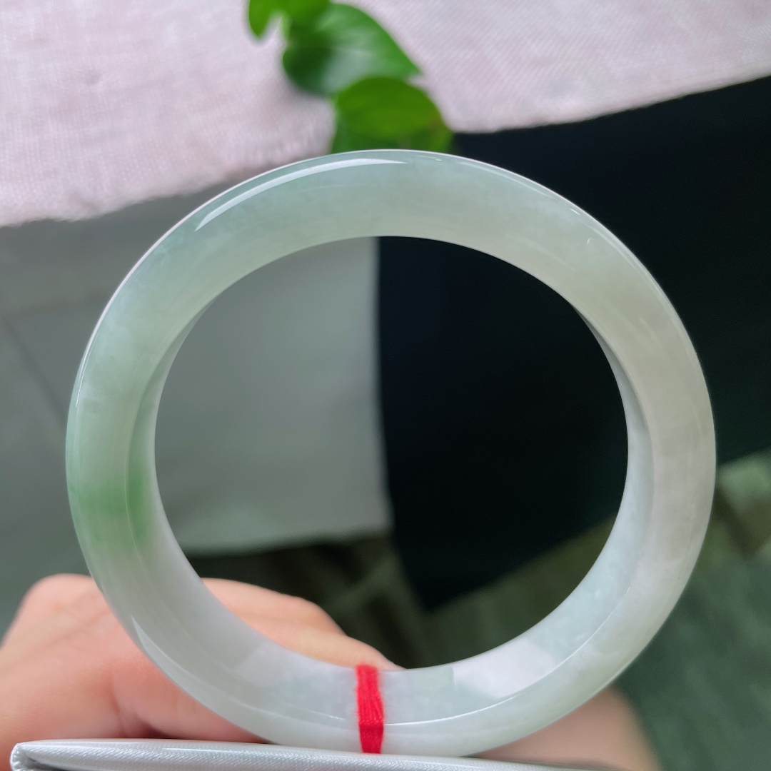 56.9/12/8.5，淡绿底正圈，晶体纹，柔光润翠玉镯清浅温婉，腕间一绕，尽显内敛从容的优雅气韵。ss55789a。