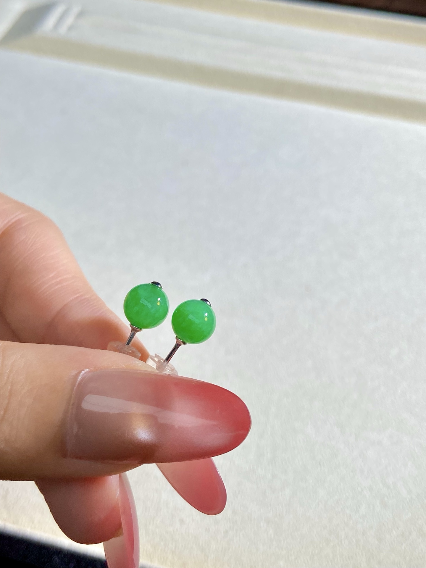 冰种阳绿珠珠耳钉，极简，上耳效果非常惊艳，裸石：7mm，无裂