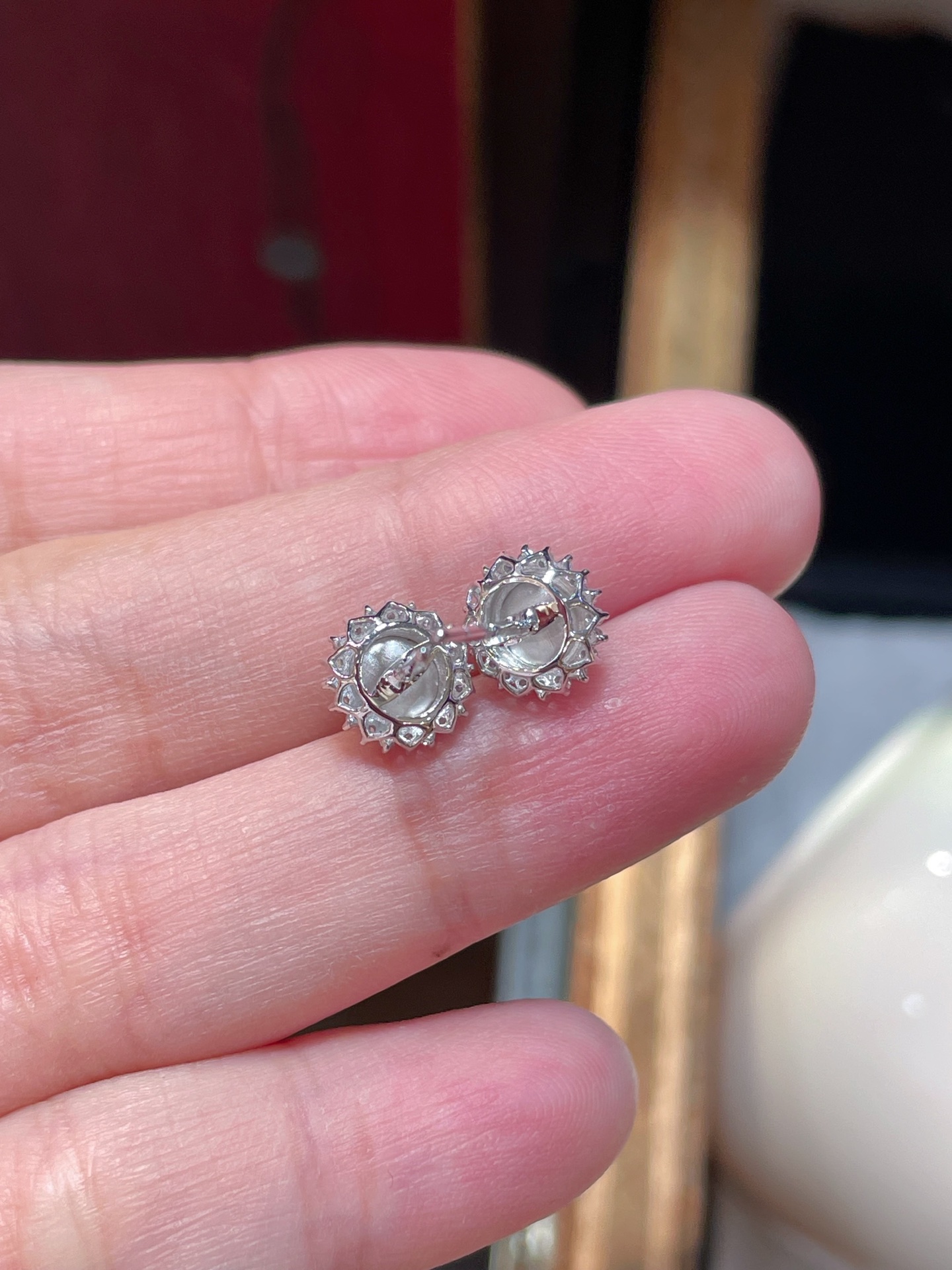 精品翡翠蛋面耳钉 冰种阳绿色，起光，耳伴间的青翠绿滴 18k真金镶嵌，细腻水润，5.6-5.2-3.2