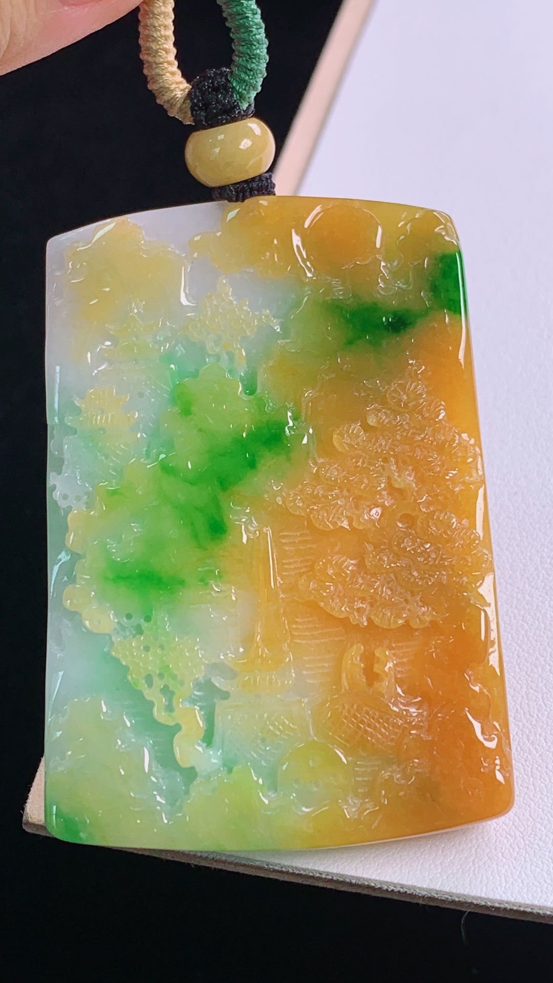 ️三彩山水牌色泽丰富，雕工精湛，无裂尺寸:65.1-45.7-9.1mm 4