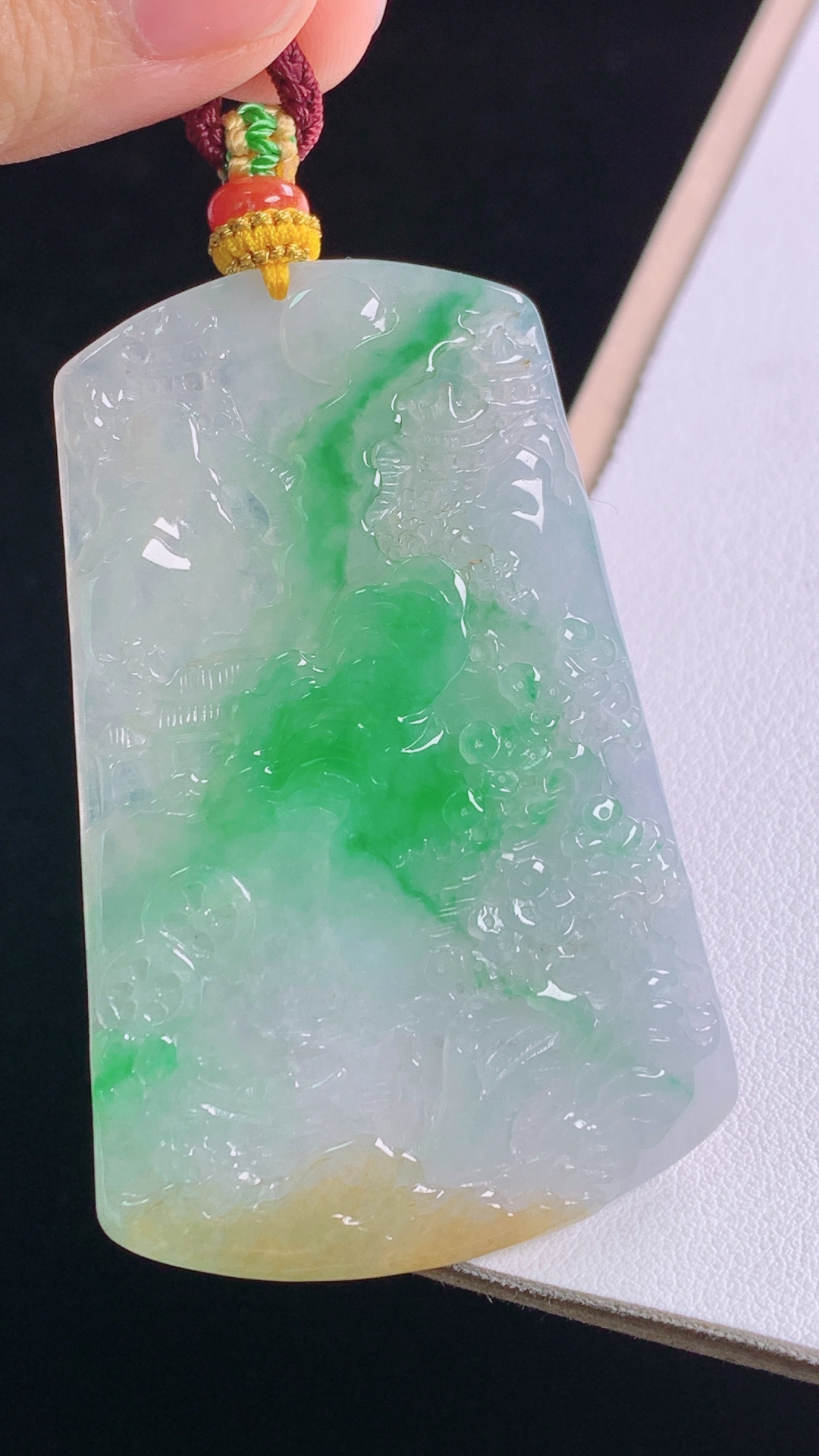 三彩山水牌 色泽丰富，底子细腻，无裂 尺寸:60.5-39.7-5.8mm