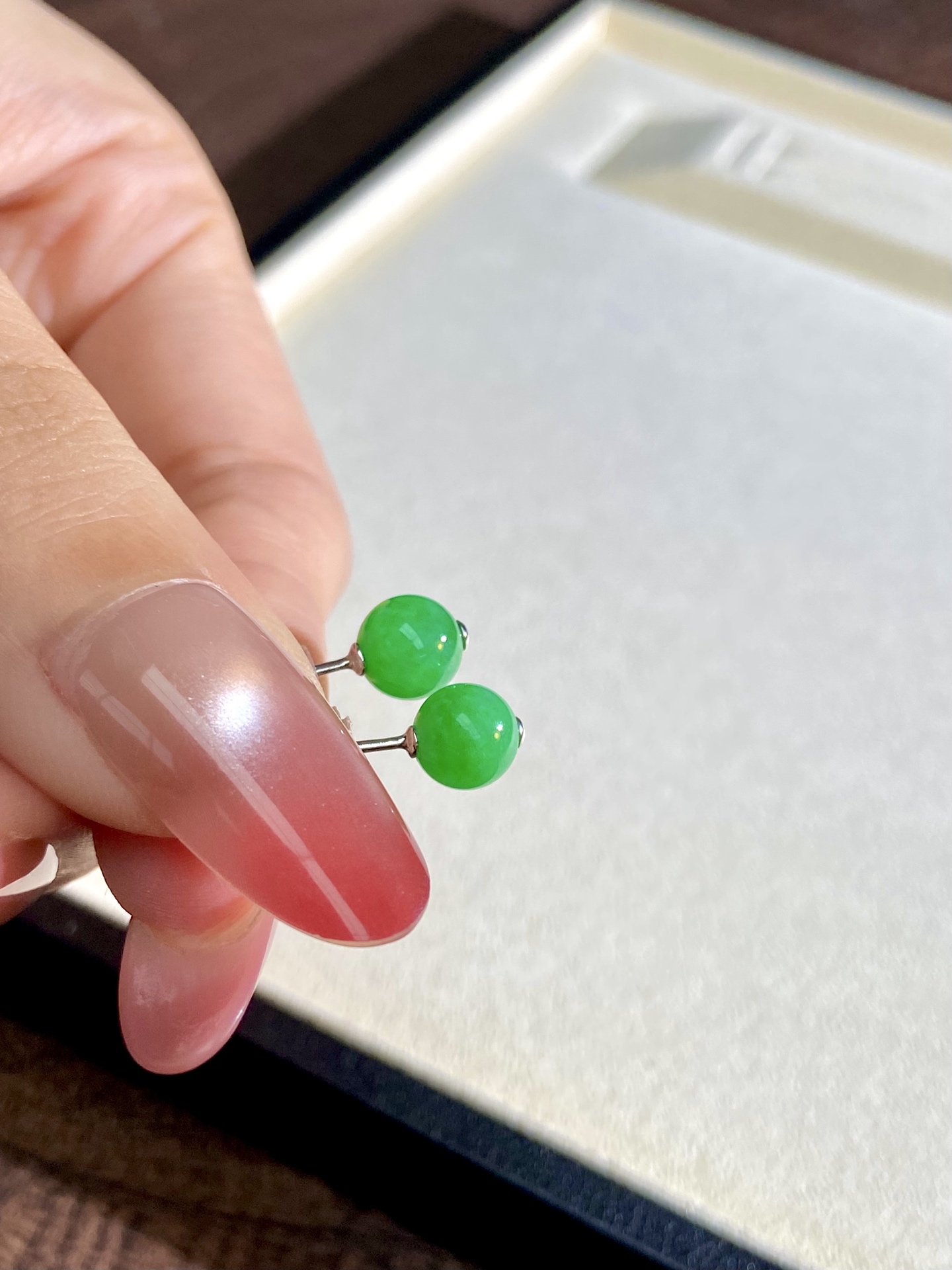 冰种阳绿珠珠耳钉，极简，上耳效果非常惊艳，裸石：7mm，无裂