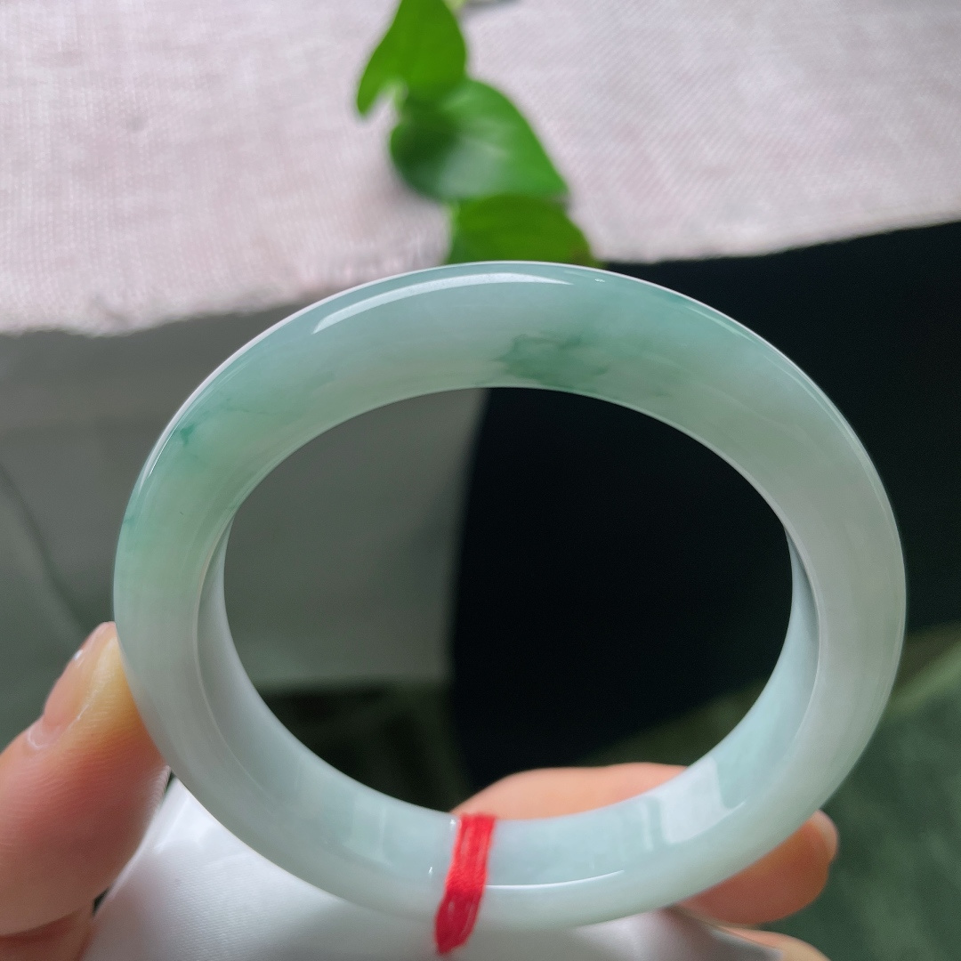 飘花正圈，有纹，水润细腻，飘花集中分布于镯身一侧，花色虚实相间，形态自然写意，没有杂乱杂色，层次感鲜明。ss55675a
