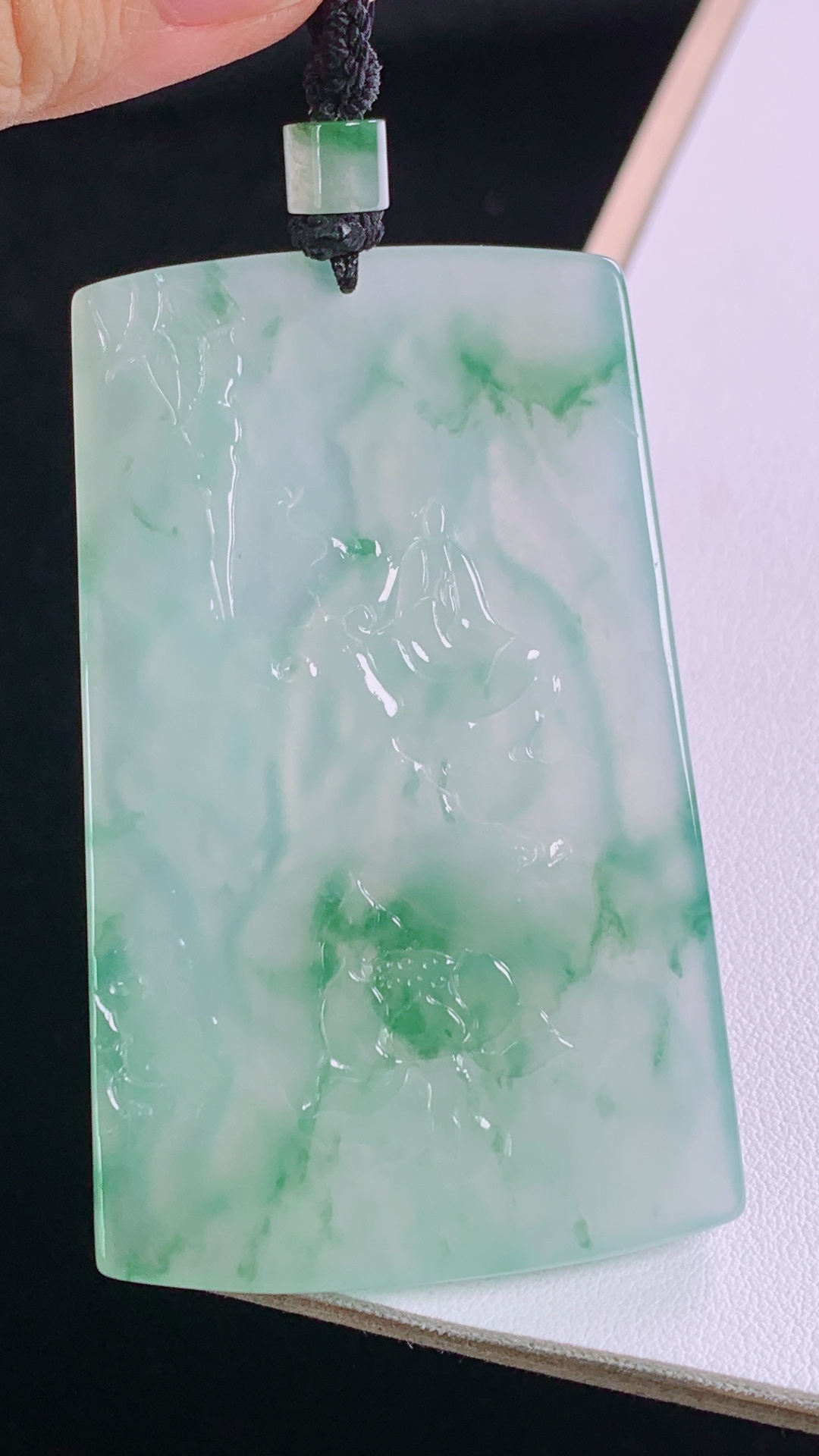 冰飘花普贤菩萨 花色灵动，水润清爽，无裂 尺寸:66.4-41.1-5.7mm