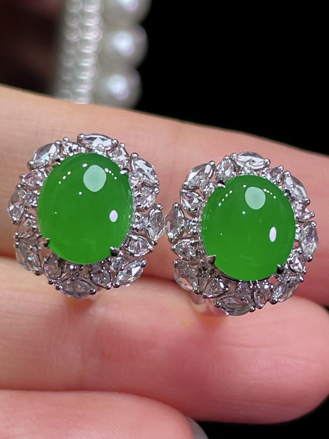 天然缅甸翡翠A货 满绿蛋面耳包 18k金镶嵌钻石 细腻水灵 实拍接近，13.9-13.0-8.5