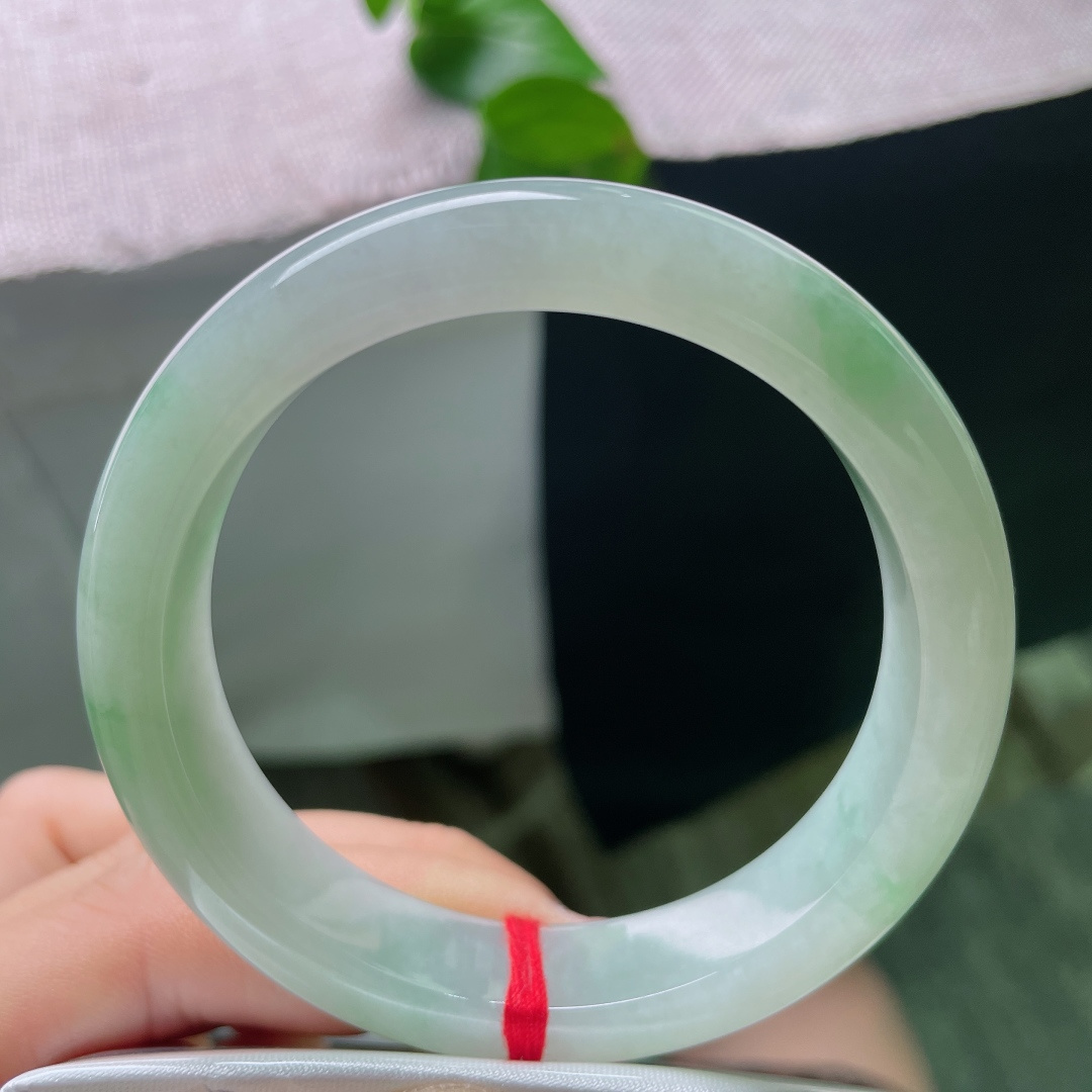 54.8/12.4/8.6，飘花正圈，有纹，底子细腻，柔和的淡绿色调，水润感充足；绿花分布自然飘逸，色调清新，自戴送礼必备款，ss55783a