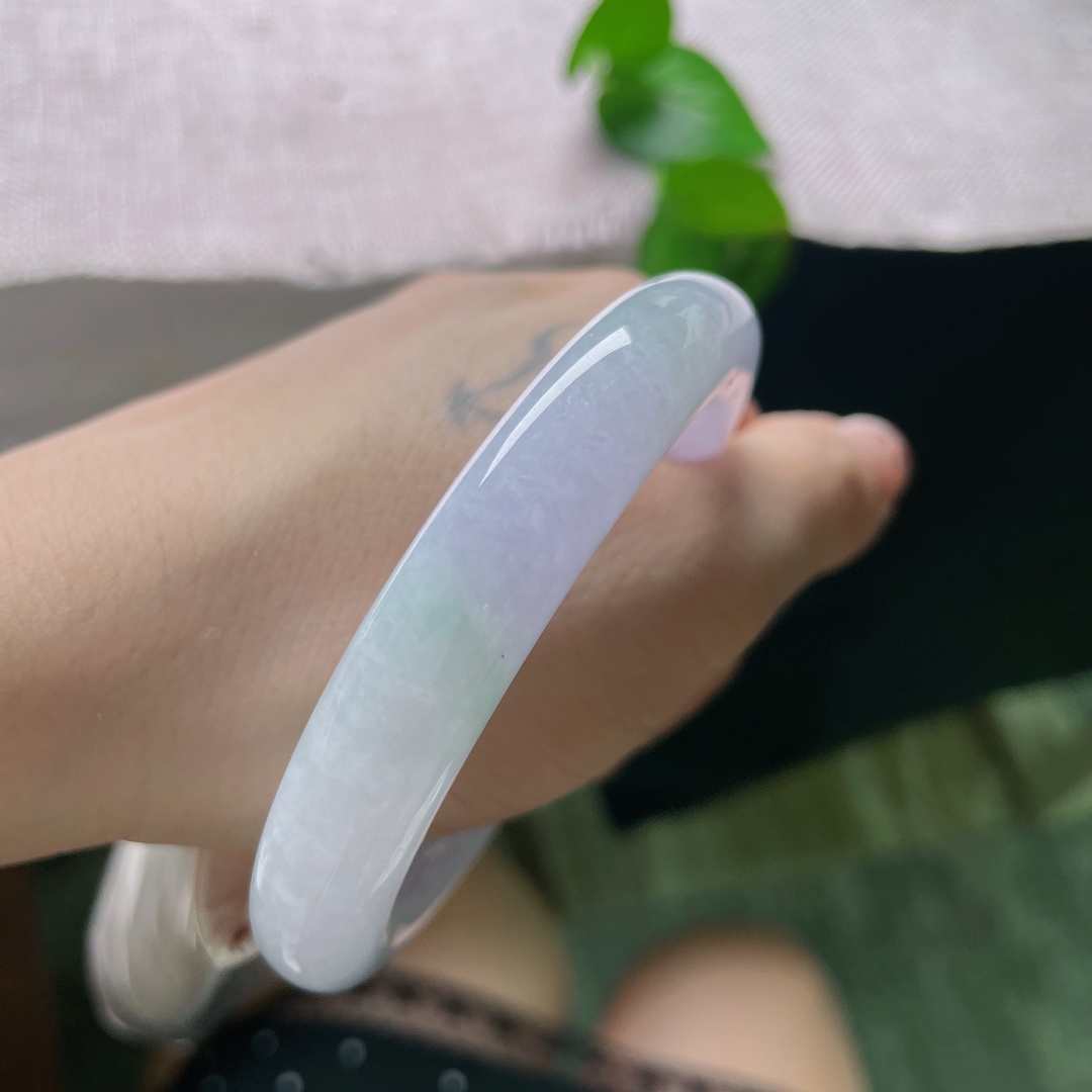 53.2/11，圆条，无裂，淡紫凝润，玉色朦胧温柔。质地细腻通透，浅淡紫色底色清雅脱俗，绿丝萦绕镯间，含蓄温柔。ss55693a