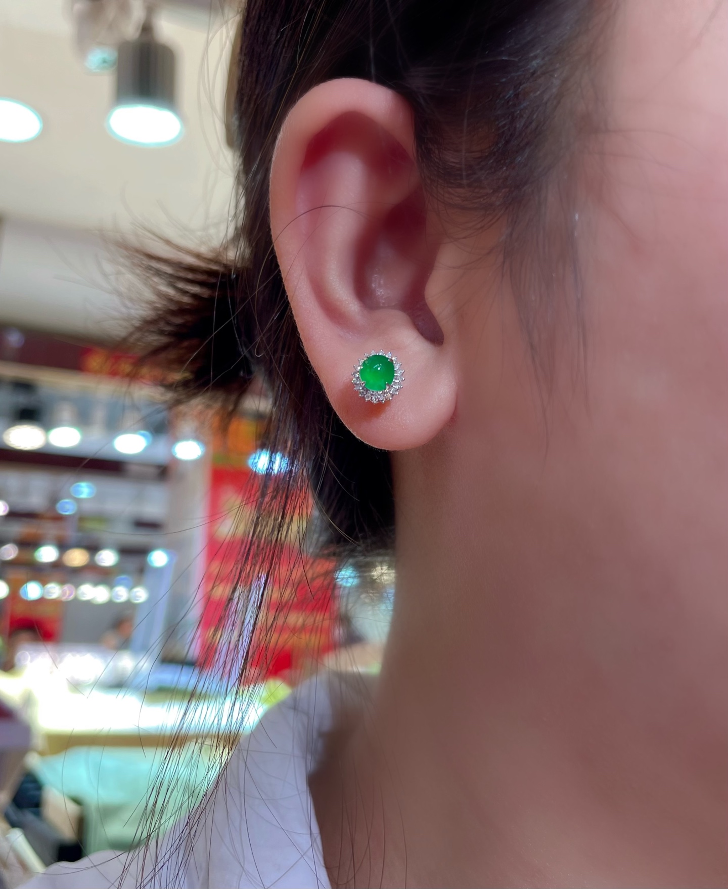 精品翡翠蛋面耳钉 冰种阳绿色，起光，耳伴间的青翠绿滴 18k真金镶嵌，细腻水润，5.6-5.2-3.2