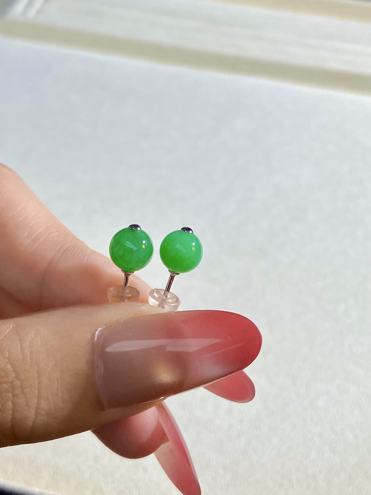冰种阳绿珠珠耳钉，极简，上耳效果非常惊艳，裸石：7mm，无裂