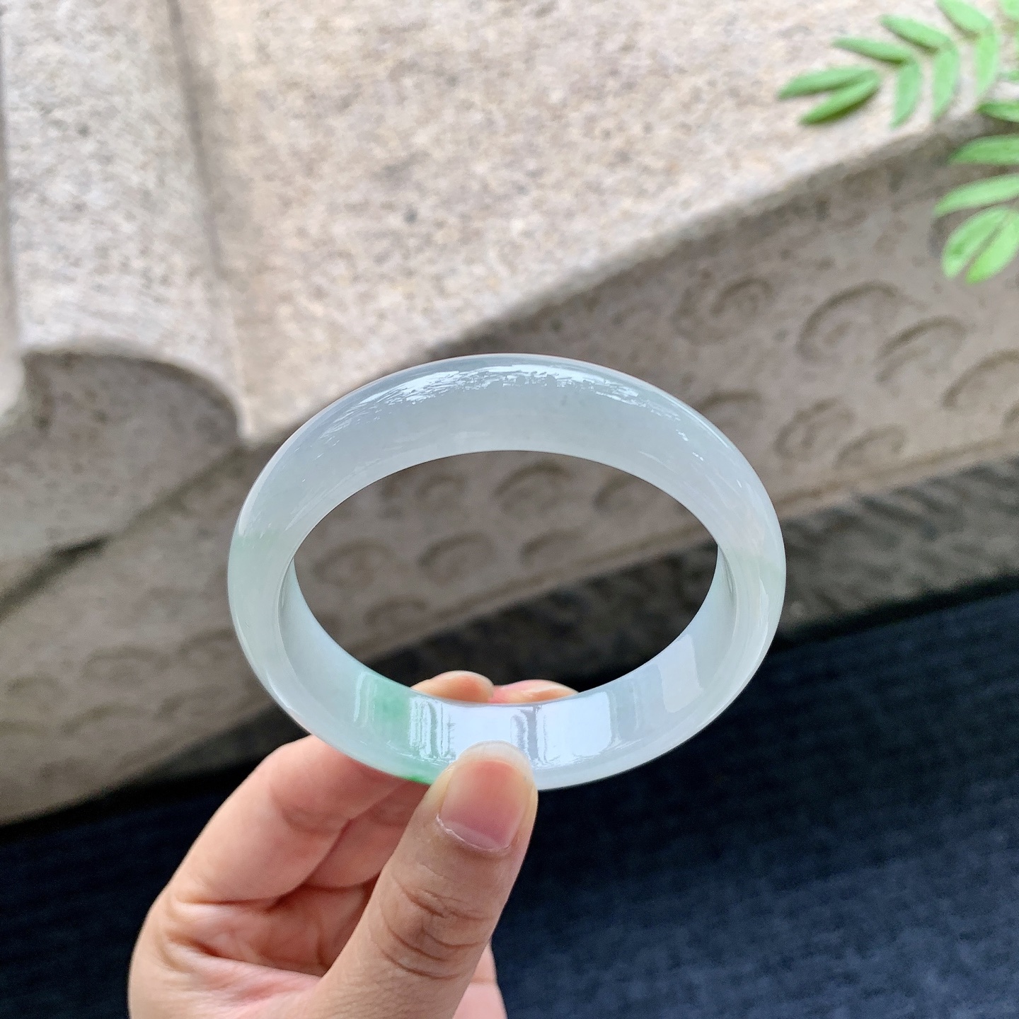 正圈55 56【圈口】56.8/13.9/7.2【编码】Q5070743【描述】冰糯飘绿，水润，种老，细腻，无裂