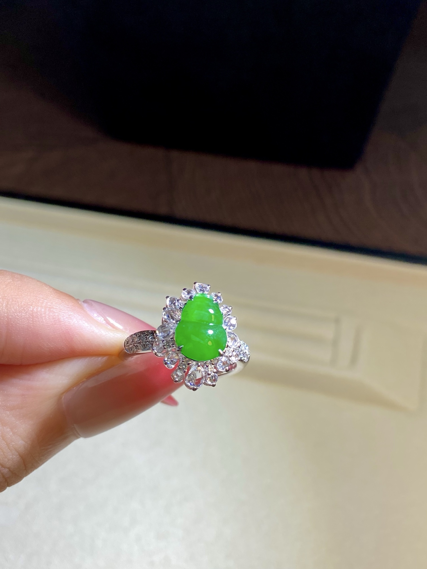 冰种阳绿葫芦戒指，种水色，钻石点缀熠熠生辉，戴葫芦就有享不尽的福禄：15.8-12.8-9，裸石：9