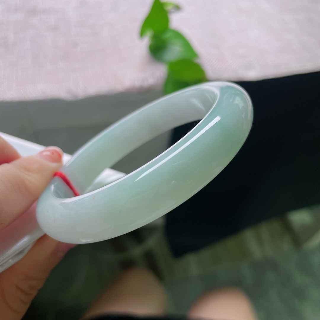 57.7/12.3/8.8，蓝底正圈，无裂，底子干净细腻，腕间凝聚一汪浅湖，静而不争，淡而温柔。ss55672a