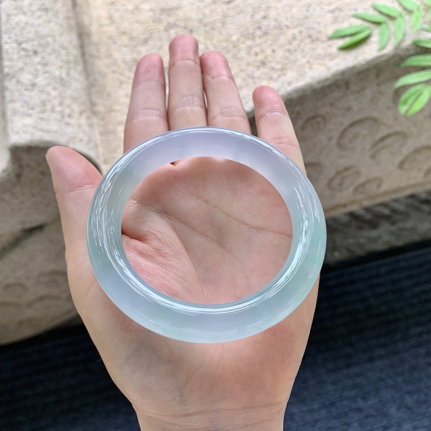 冰晴绿，清透，水润，种老，细腻，打灯有絮线