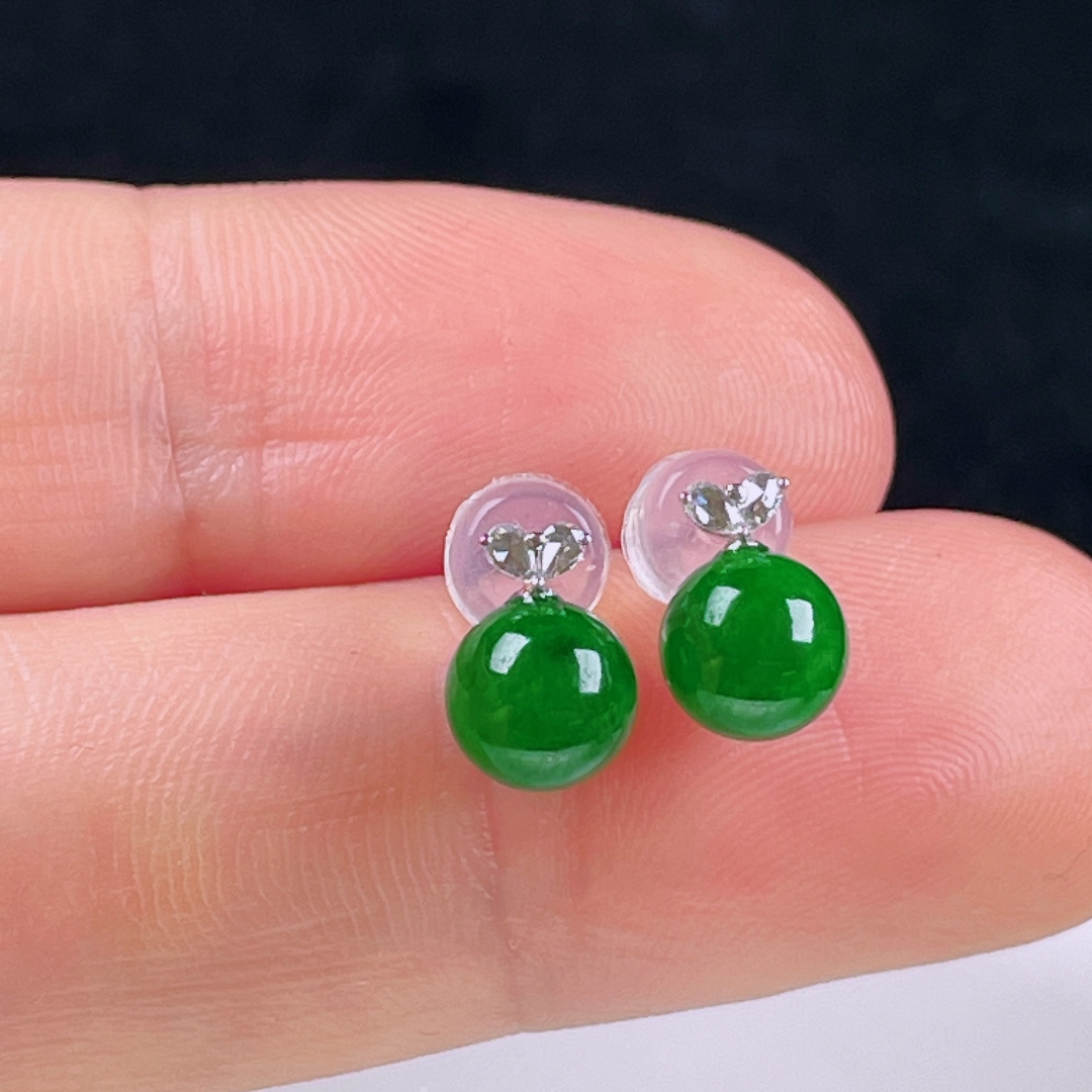 ️辣绿耳钉，老种起光 ，细底通透，尺寸：裸石6.5mm