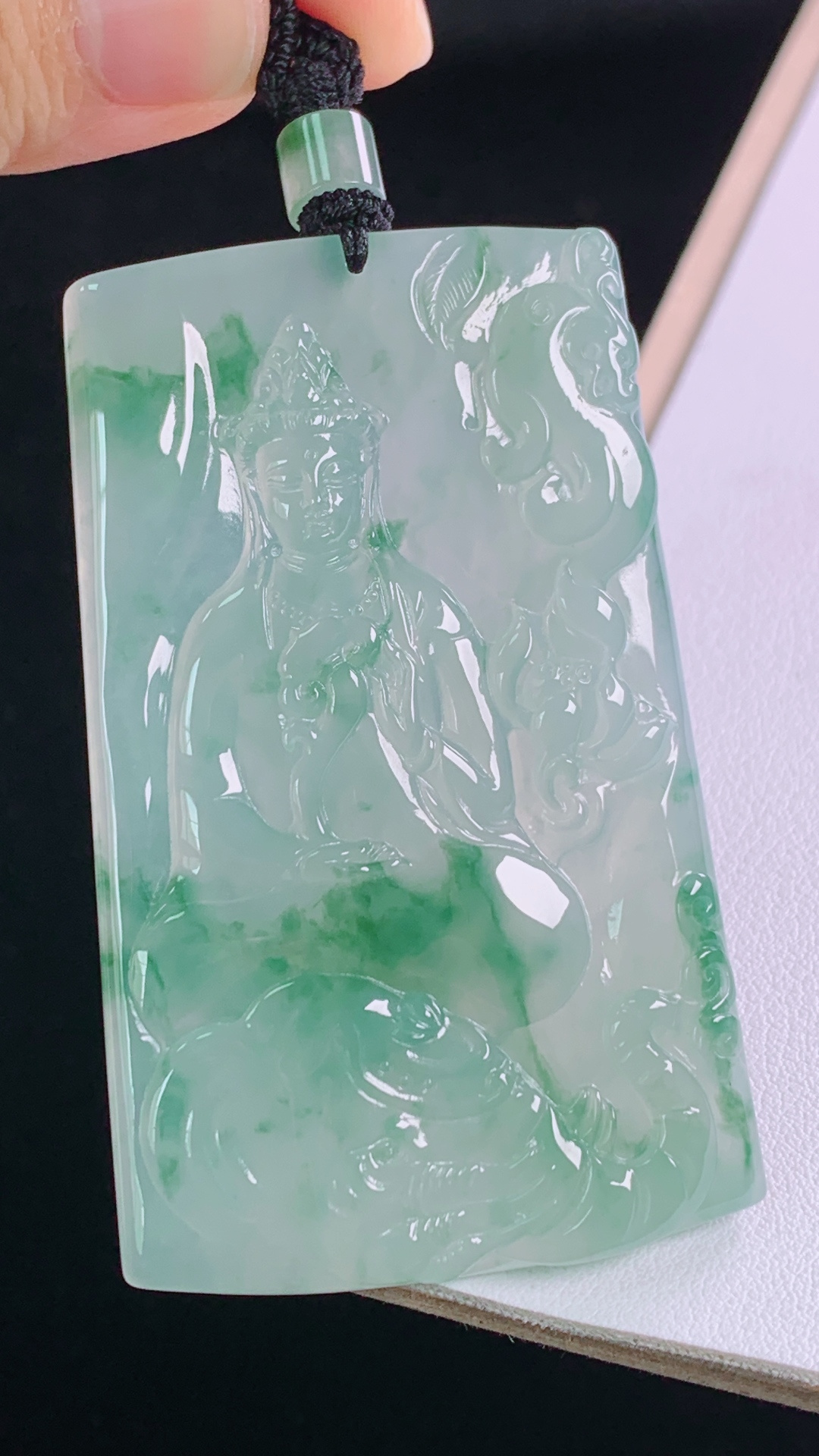 冰飘花普贤菩萨 花色灵动，水润清爽，无裂 尺寸:66.4-41.1-5.7mm