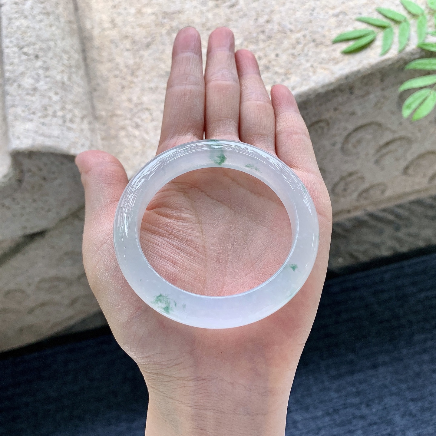 正圈 圈口52.2/10.1/8.6 编码DZ070807 描述冰糯飘花，清透，水润，种老，细腻，打灯有絮线