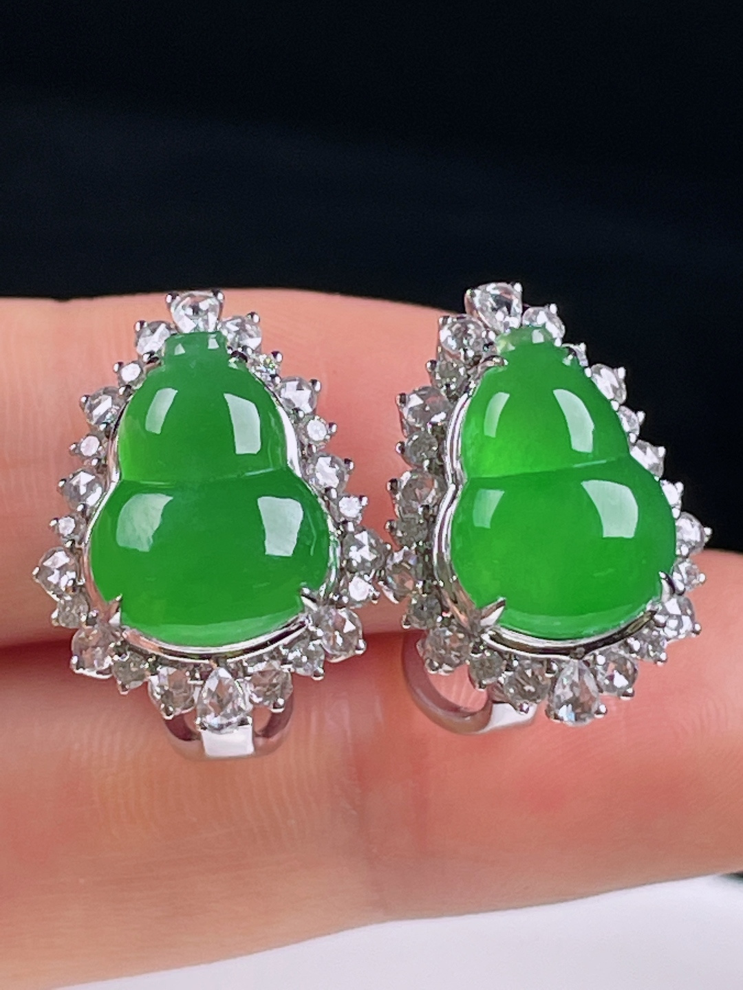 ️冰绿耳包，老种起光 ，细底通透，尺寸：裸石13.4/9.8/4mm0706