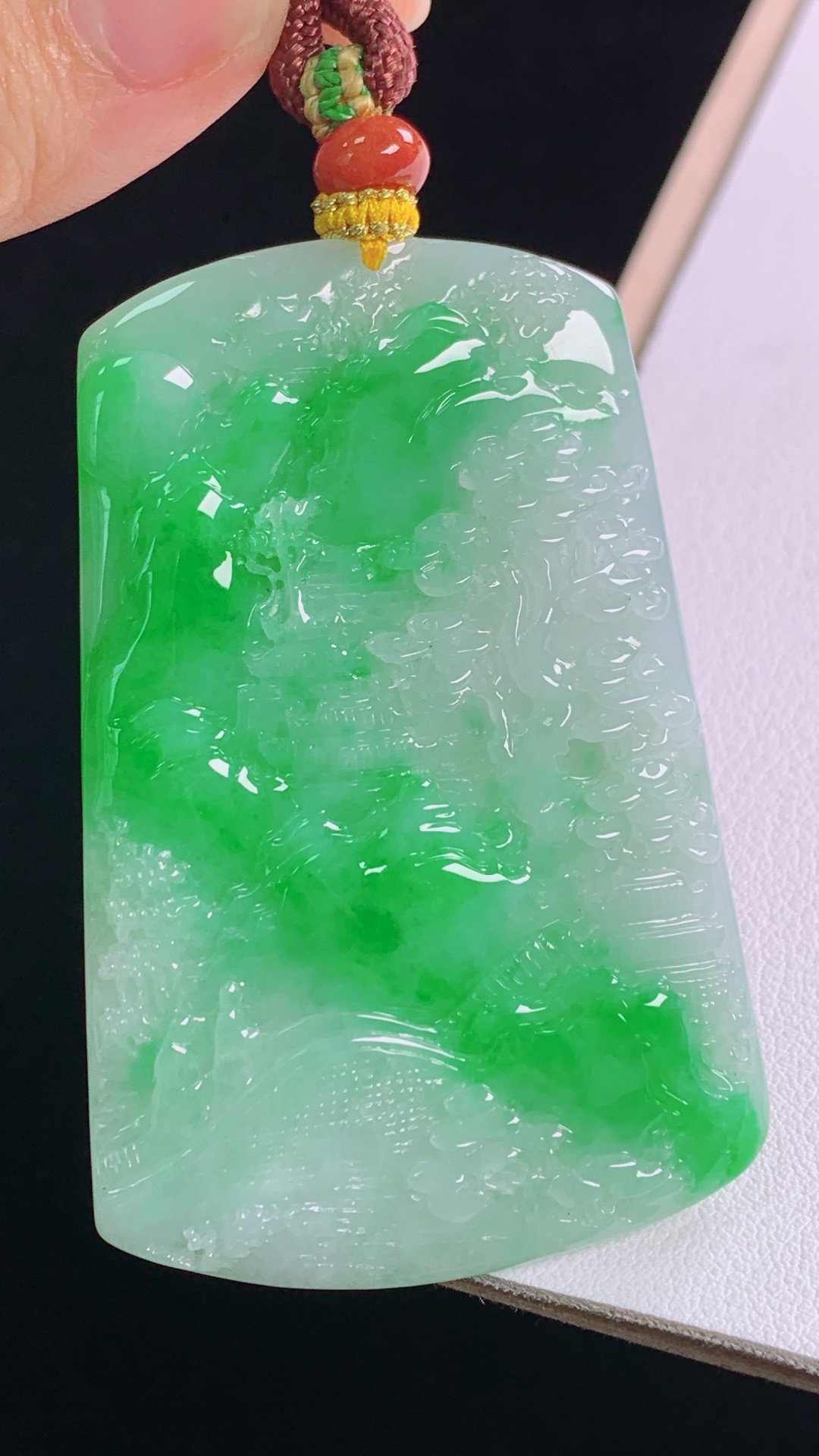 ️阳绿山水牌 色泽艳丽，雕工精湛，无裂 尺寸:61.2-40.4-5.8mm 2