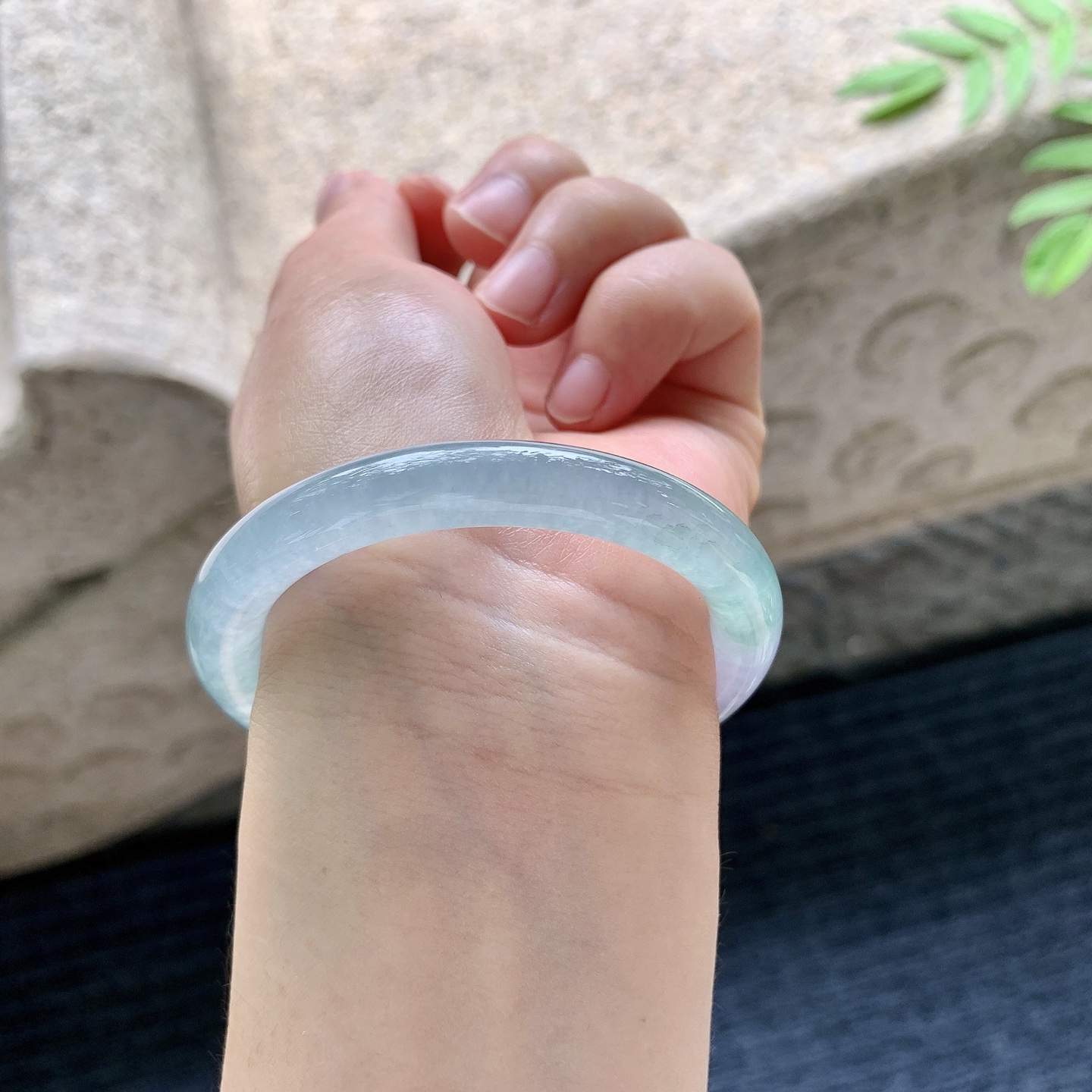 圆条49 50【圈口】50/8/8【编码】GL070814【描述】冰糯飘绿，水润，种老，细腻，打灯有絮线