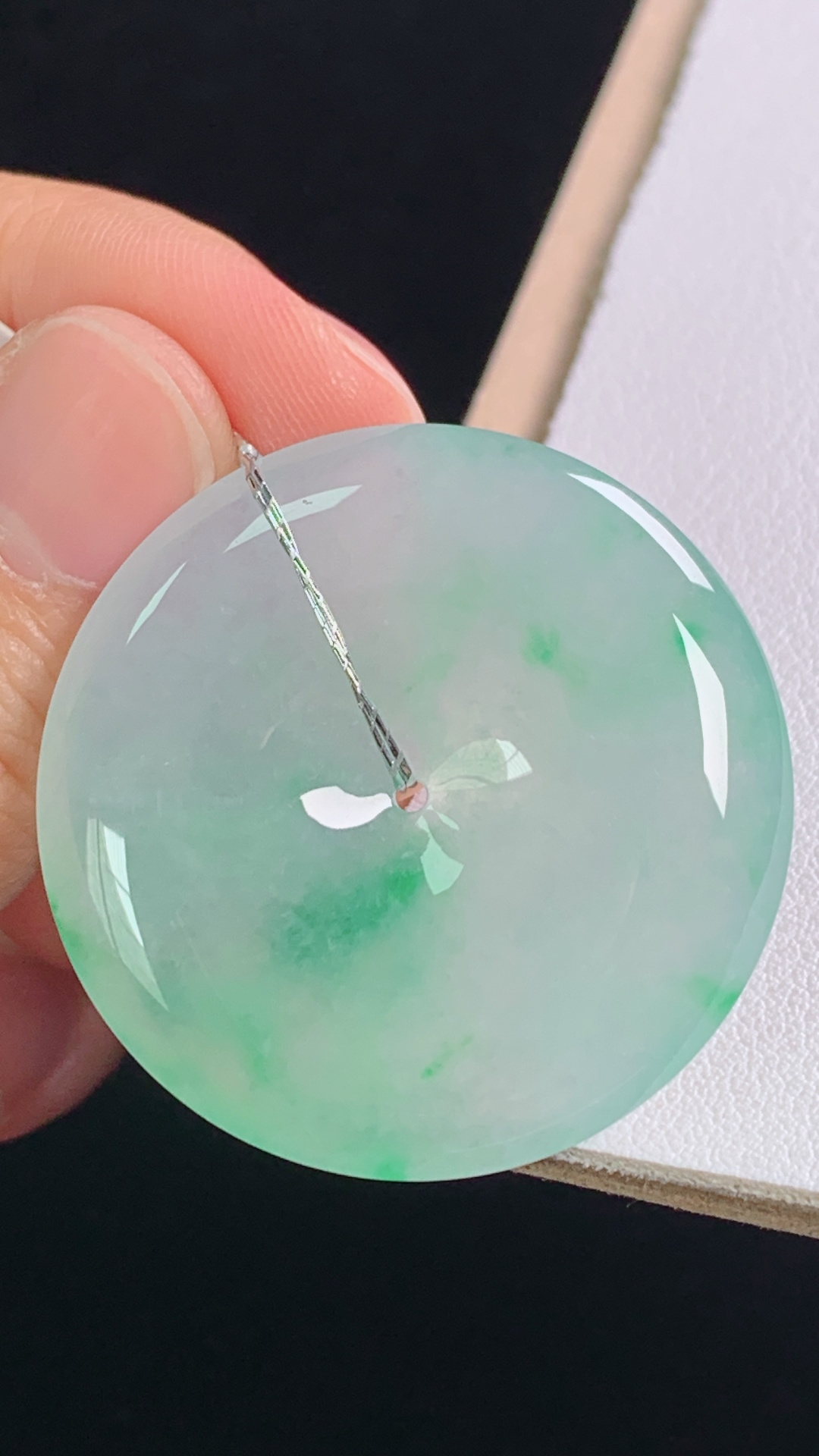 飘绿平安扣，种老水润，绿花通透，无裂，尺寸:35.3-5.9mm