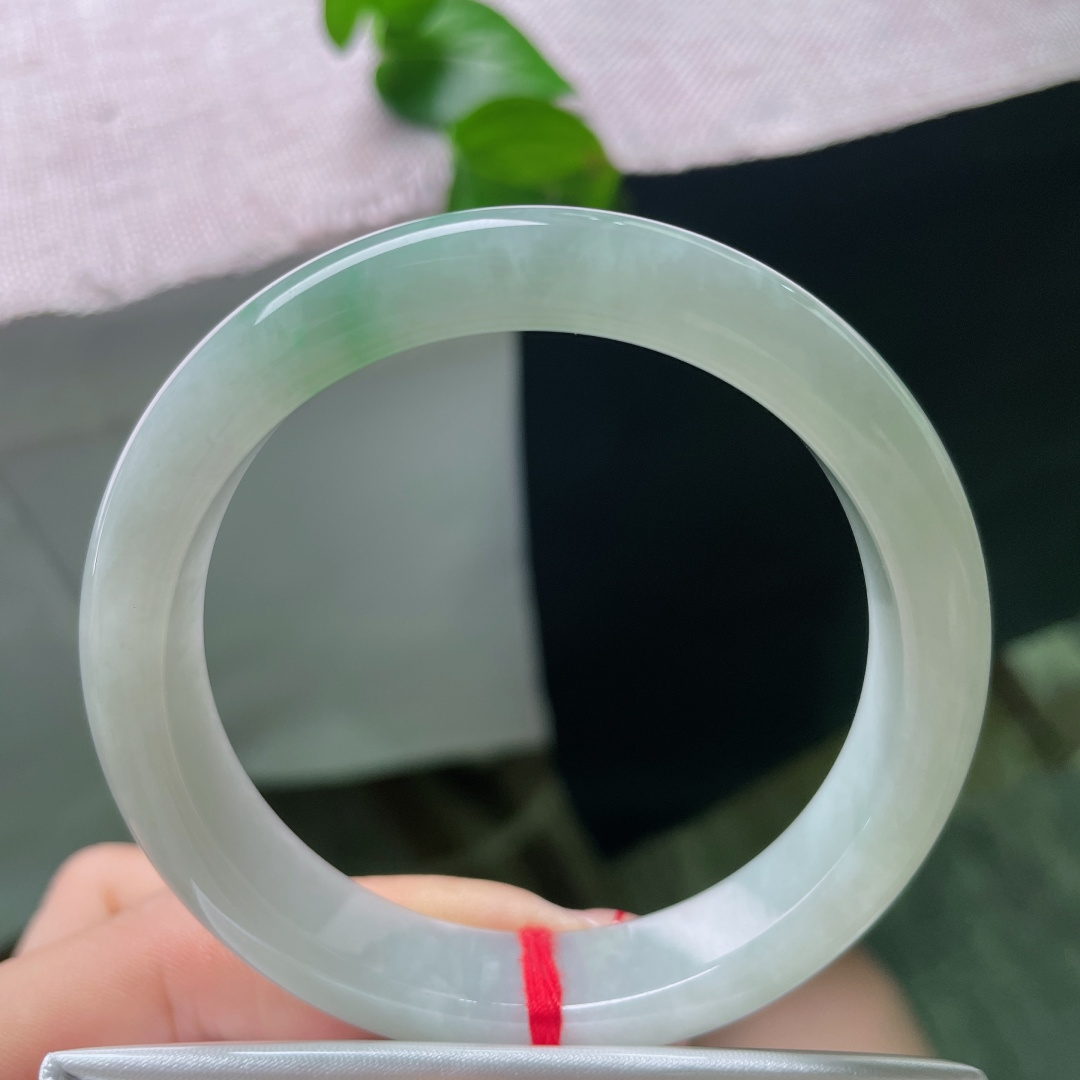 56.9/12/8.5，淡绿底正圈，晶体纹，柔光润翠玉镯清浅温婉，腕间一绕，尽显内敛从容的优雅气韵。