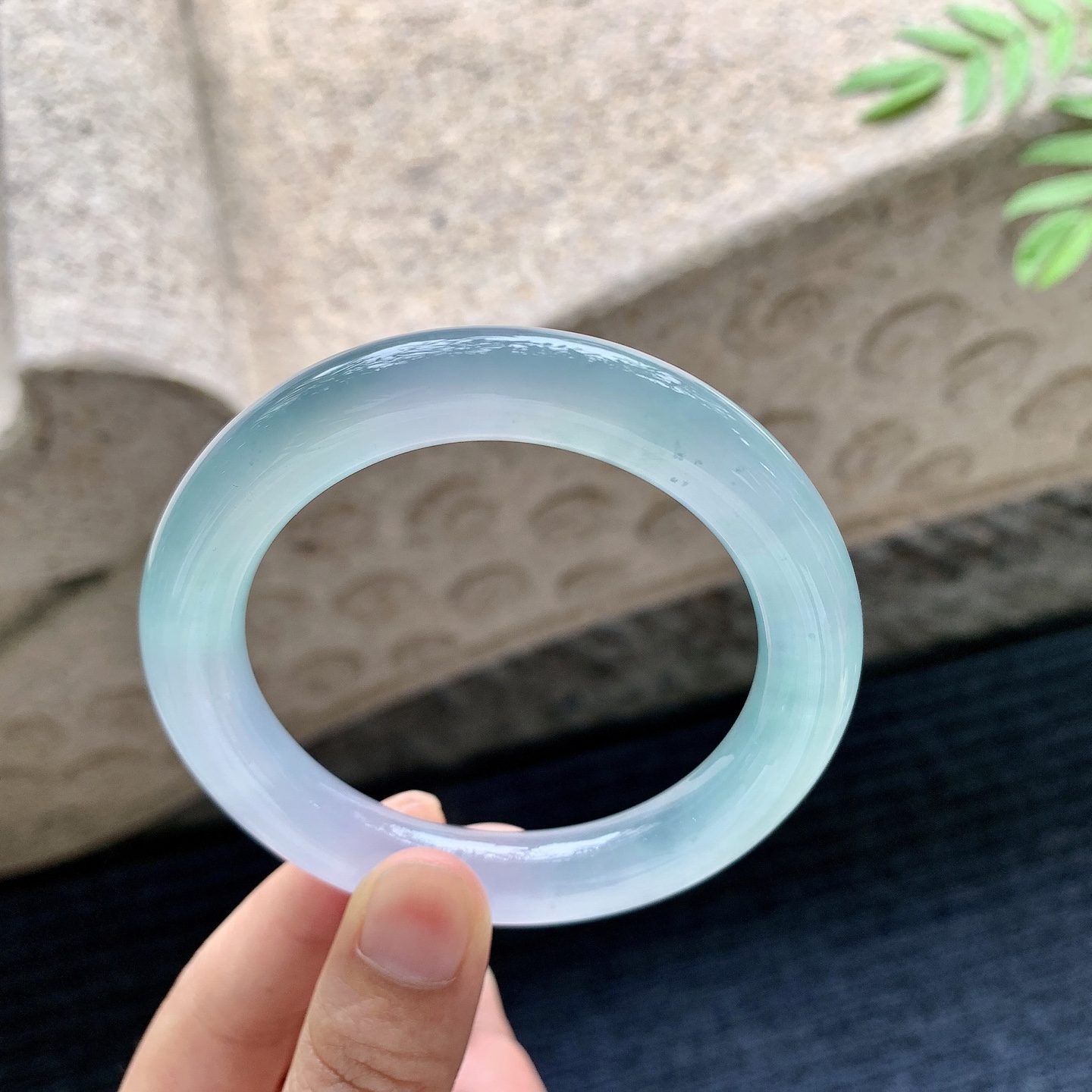 冰晴绿，清透，水润，种老，细腻，打灯有絮线
