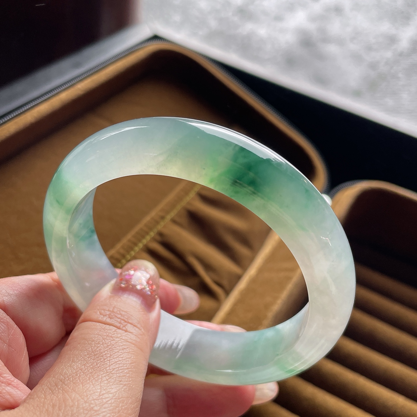 手镯正圈58 59圈口58.7-14.5-8.8编码0707K1描述冰种飘绿花，晶莹剔透，水润，种老，有绵纹