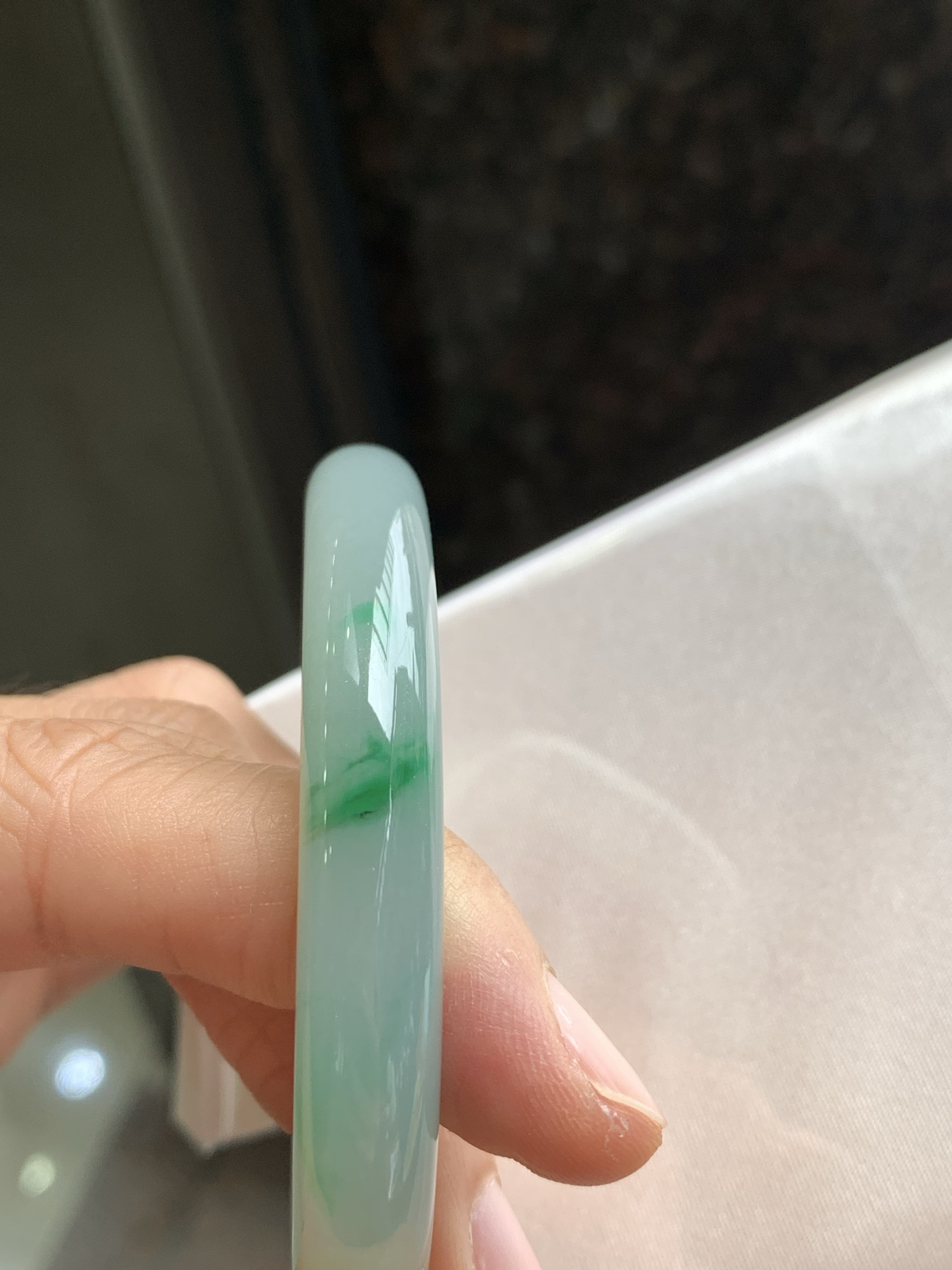 圆条飘绿 表皮微瑕疵微扣 尺寸：54/9.3/10.2 细腻