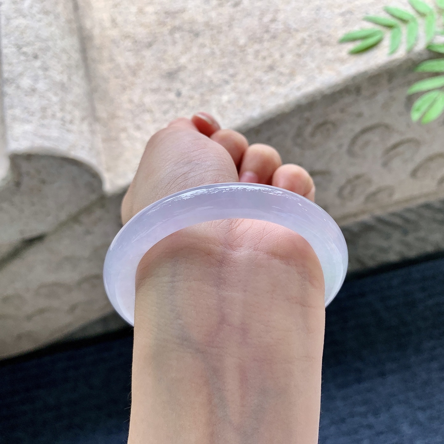 圆条52 53【圈口】53/9/9【编码】B2070809【描述】冰糯紫底，水润，种老，细腻，打灯有棉线