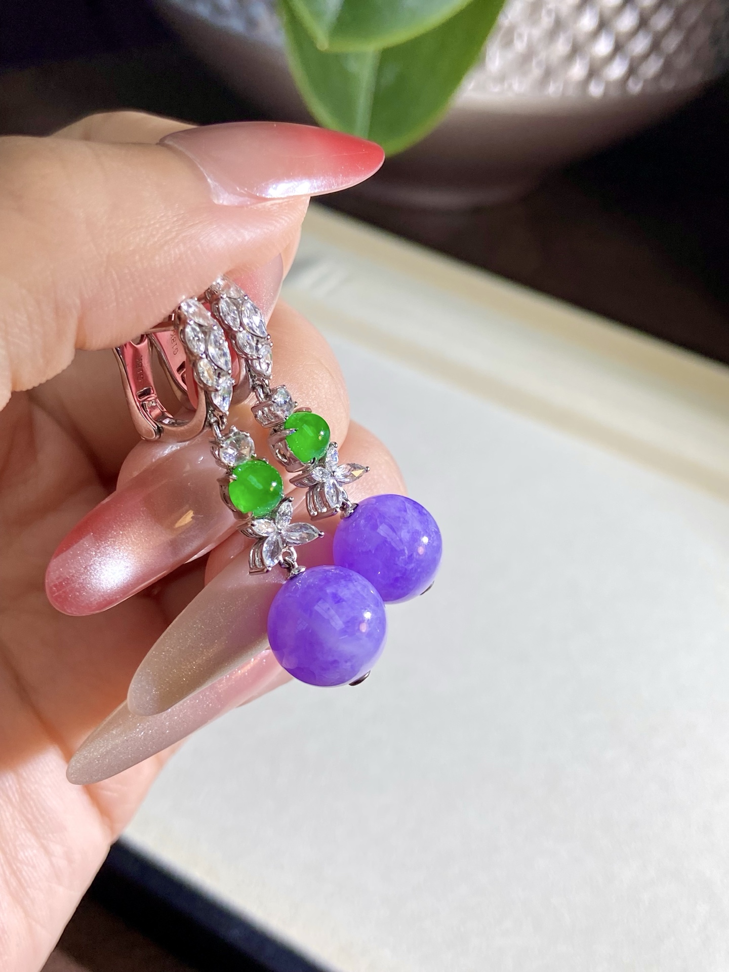 帝王紫珠珠耳坠，色浓纯正，这抹“帝王紫”戴出贵气松弛感，喜欢温柔风又想带点贵气感的姐妹，这对真的可以冲：41.8，裸石：11.1mm，无裂