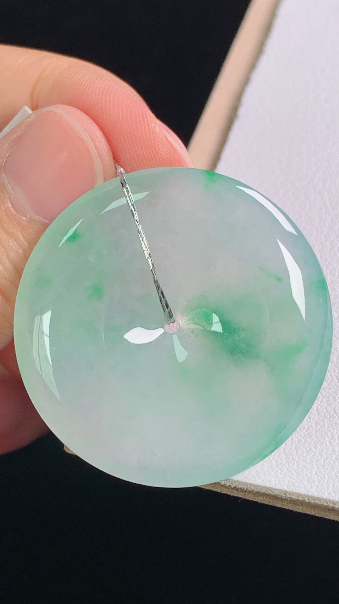 飘绿平安扣，种老水润，绿花通透，无裂，尺寸:35.3-5.9mm