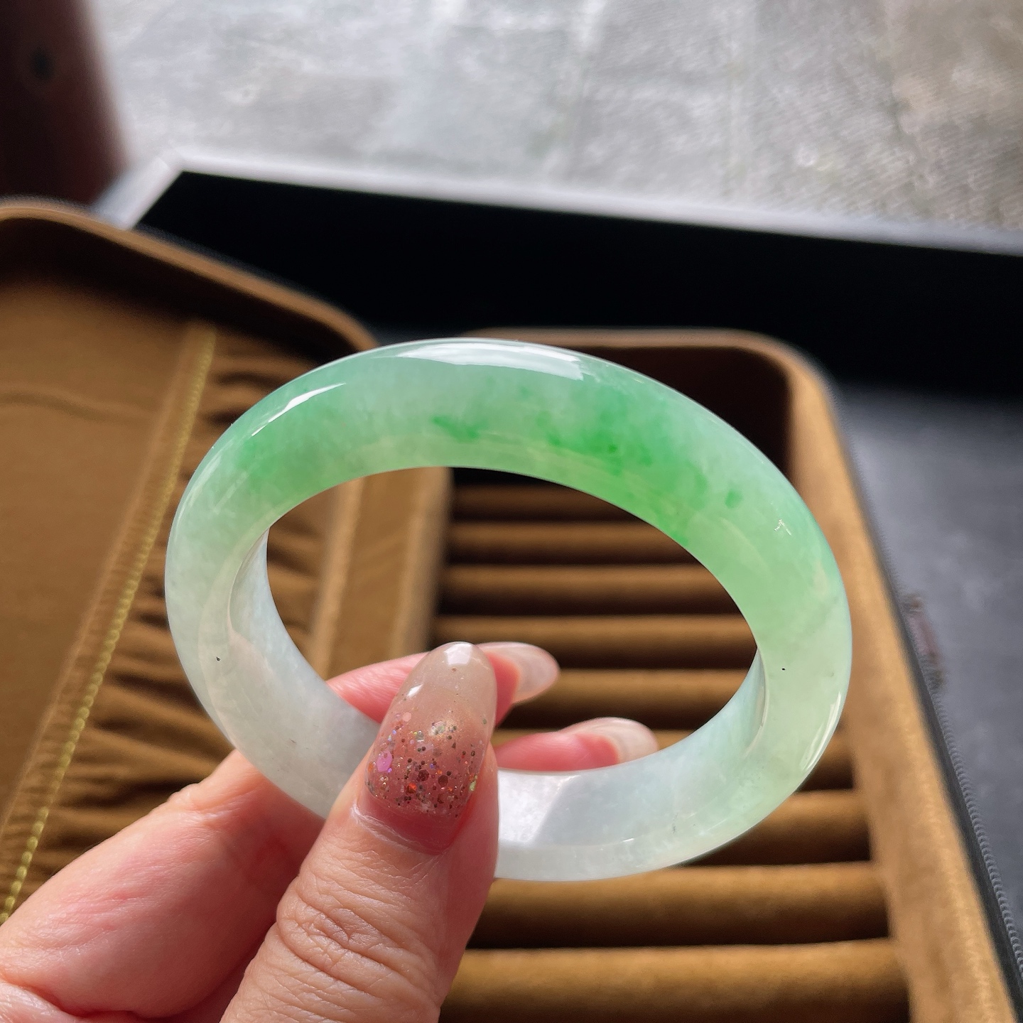 手镯正圈52 53圈口52.3-12.8-8.2编码0707QH29描述冰种飘绿，晶莹剔透，水润，种老，无裂