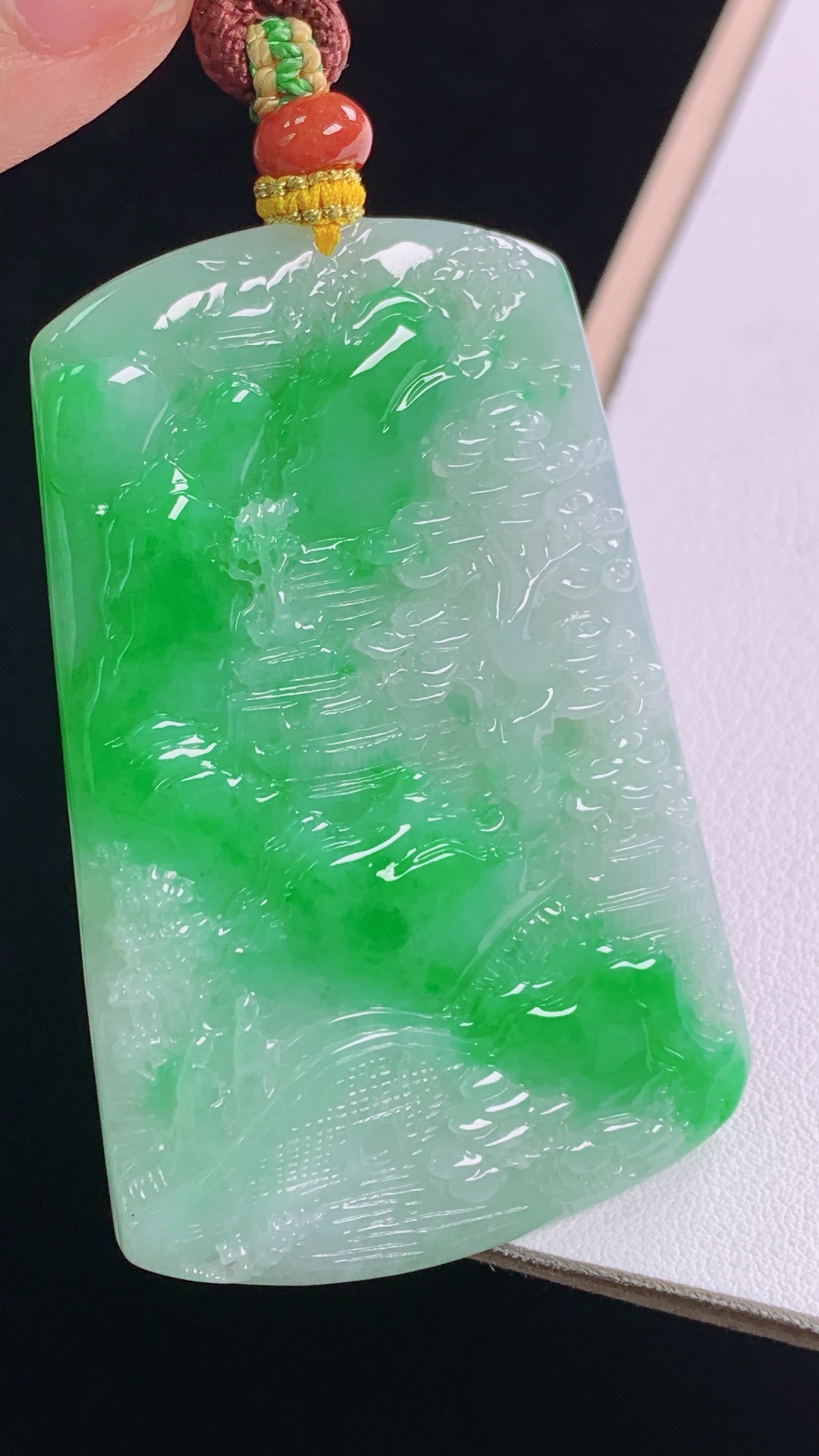 ️阳绿山水牌 色泽艳丽，雕工精湛，无裂 尺寸:61.2-40.4-5.8mm 2