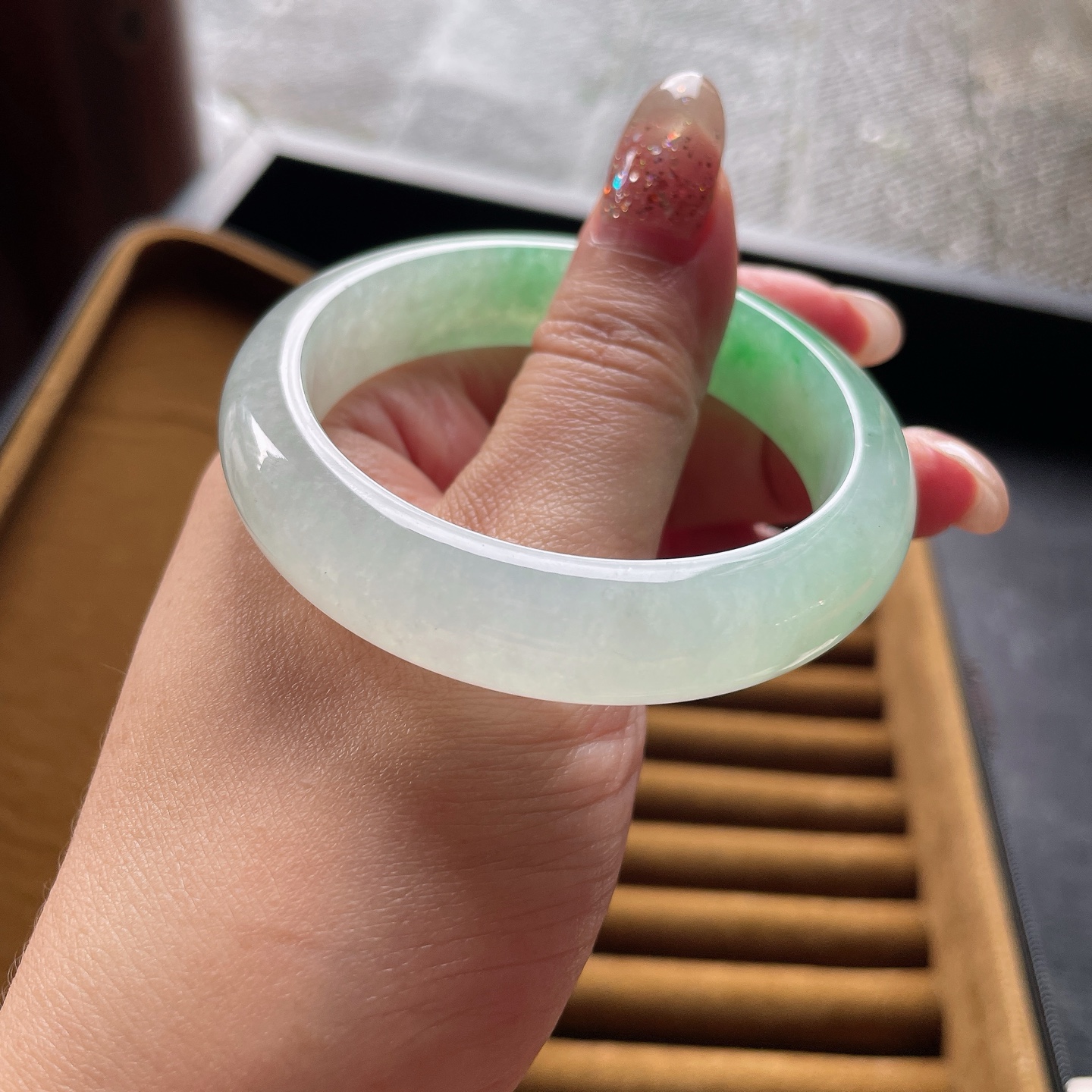 手镯正圈52 53圈口52.3-12.8-8.2编码0707QH29描述冰种飘绿，晶莹剔透，水润，种老，无裂