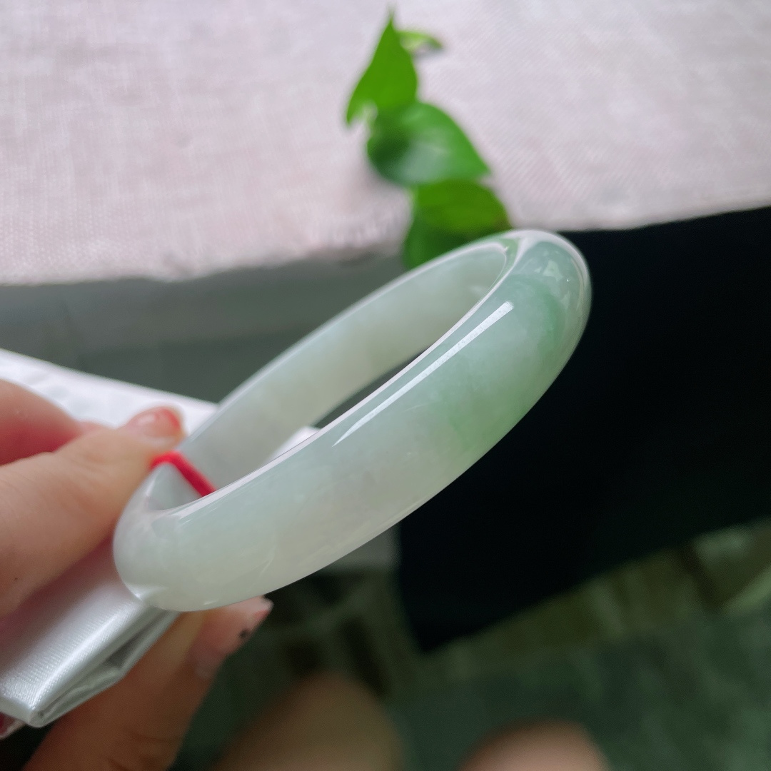 56.9/12/8.5，淡绿底正圈，晶体纹，柔光润翠玉镯清浅温婉，腕间一绕，尽显内敛从容的优雅气韵。ss55789a。