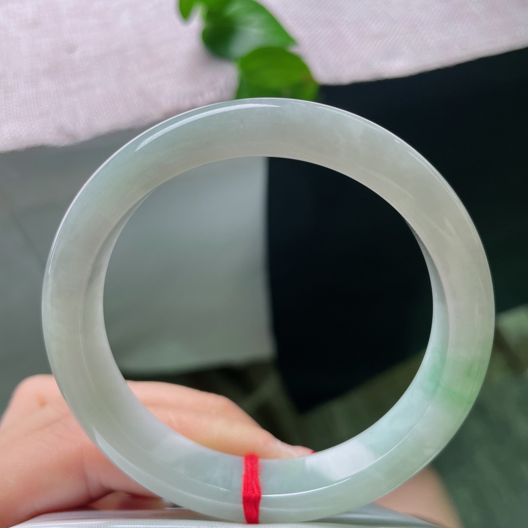 56.9/12/8.5，淡绿底正圈，晶体纹，柔光润翠玉镯清浅温婉，腕间一绕，尽显内敛从容的优雅气韵。