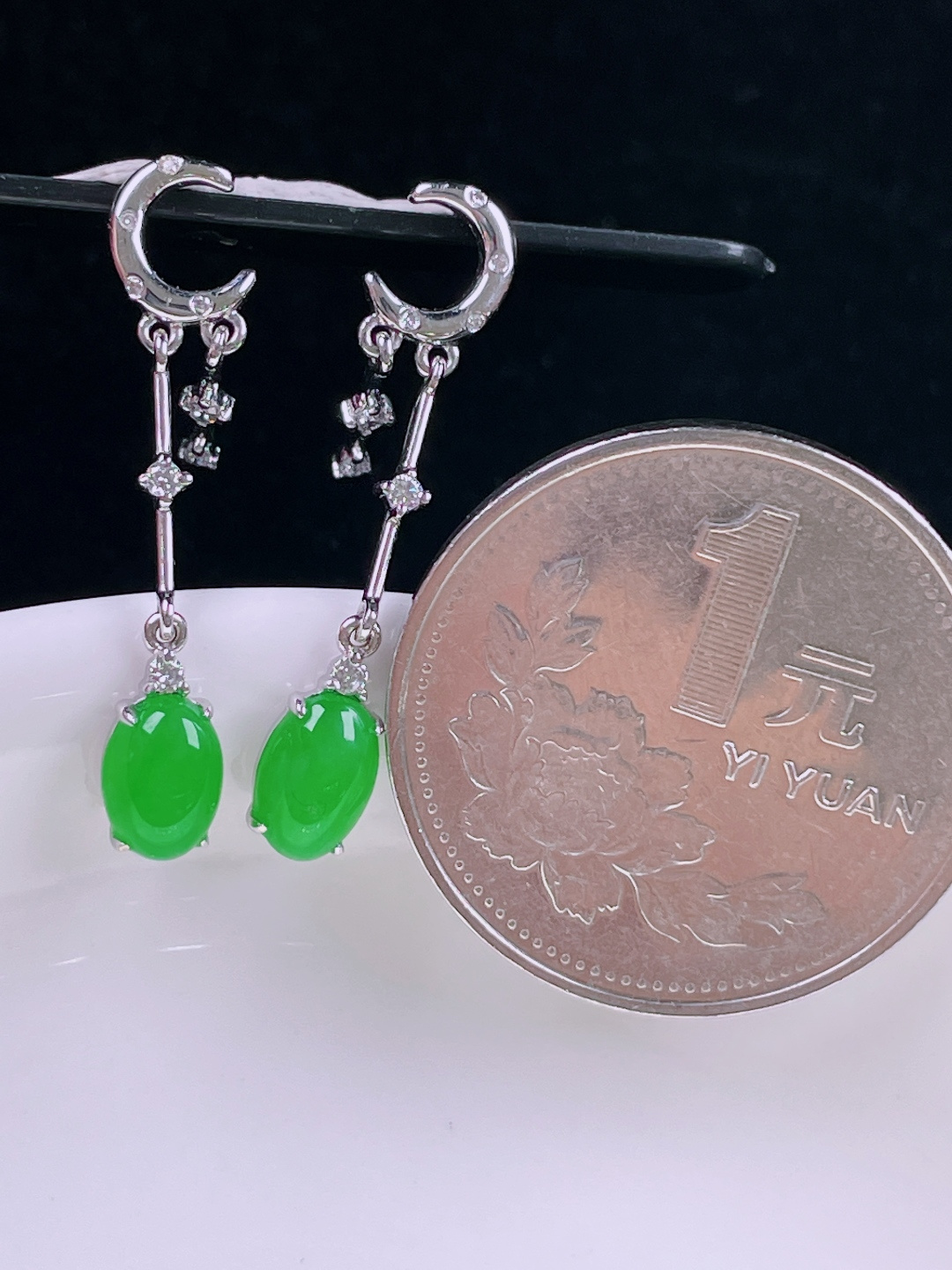 ️冰绿耳坠，老种起光 ，细底通透，尺寸：27.8/4.7/3.4mm0707