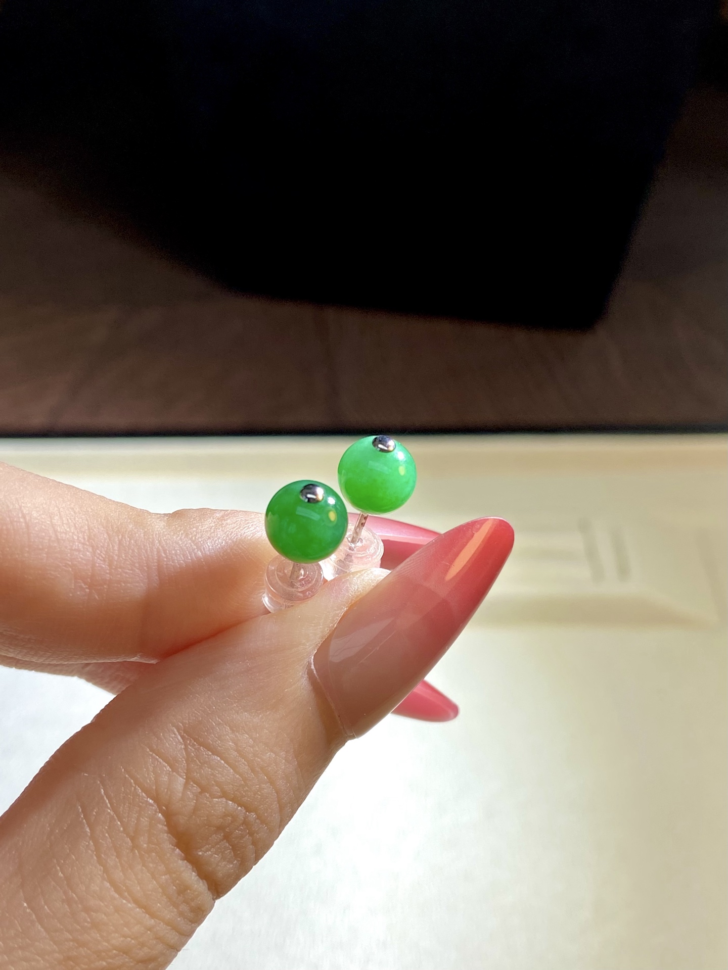 冰种阳绿珠珠耳钉，极简，上耳效果非常惊艳，裸石：7mm，无裂