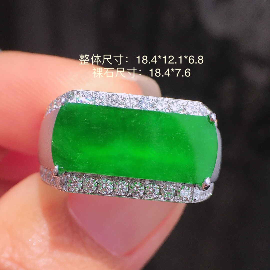 ️阳绿马鞍戒指，18k金豪华镶嵌，无裂，种水超好，玉质细腻。，18.4-12.1-6.8