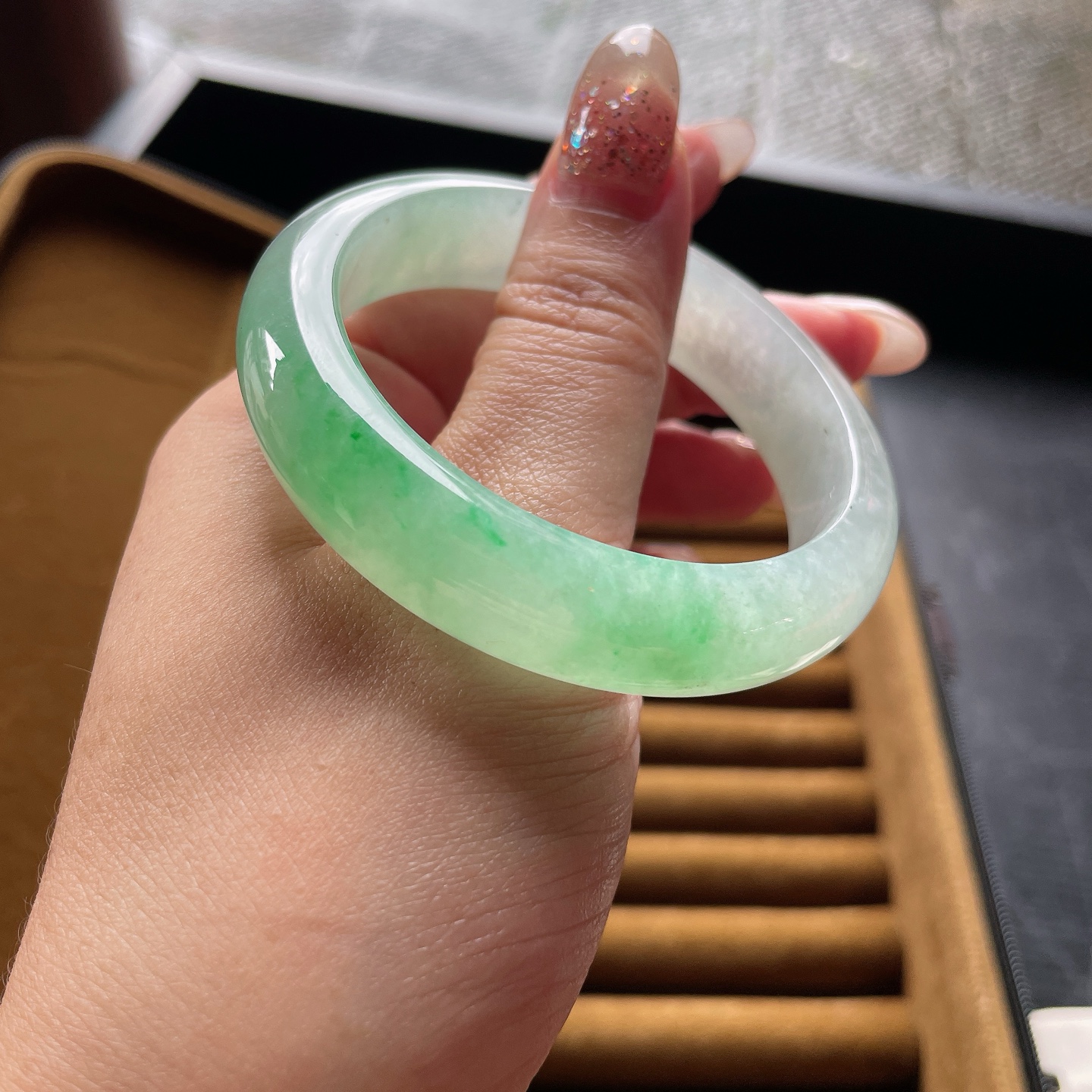 手镯正圈52 53圈口52.3-12.8-8.2编码0707QH29描述冰种飘绿，晶莹剔透，水润，种老，无裂