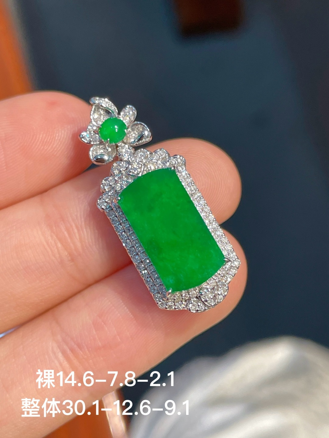️阳绿无事牌吊坠 无裂 18k金镶嵌，14.6-7.8-2.1