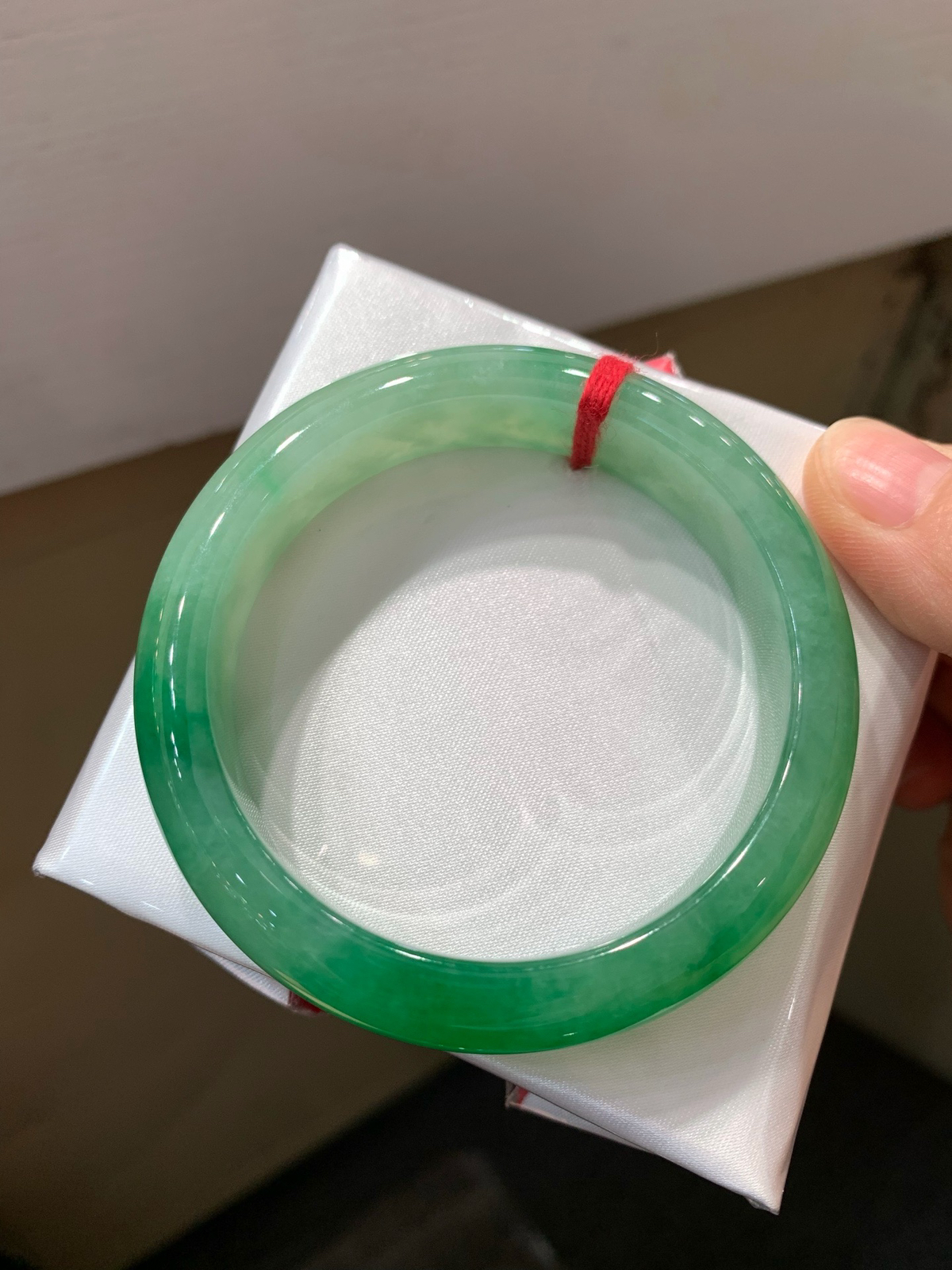 尺寸53.9/12.8/8.1mm带色手镯
水润细腻 有种有色