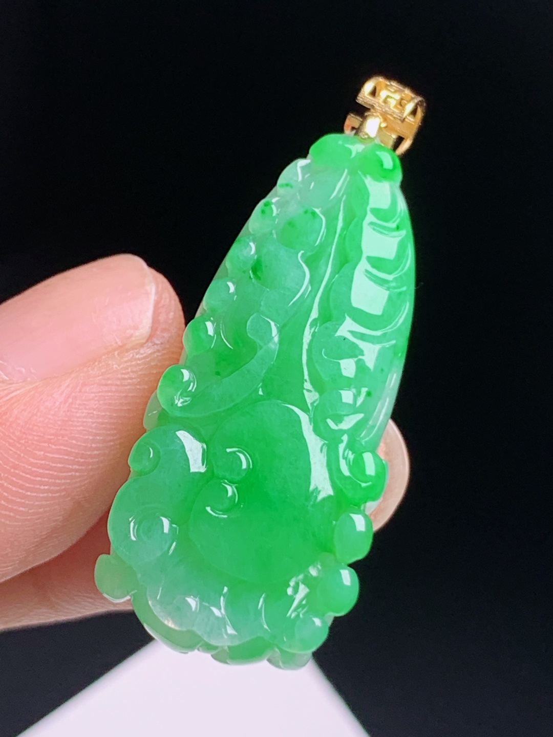 正阳绿白菜吊坠，胶感十足水头通透，雕工立体精致，福气满满 03