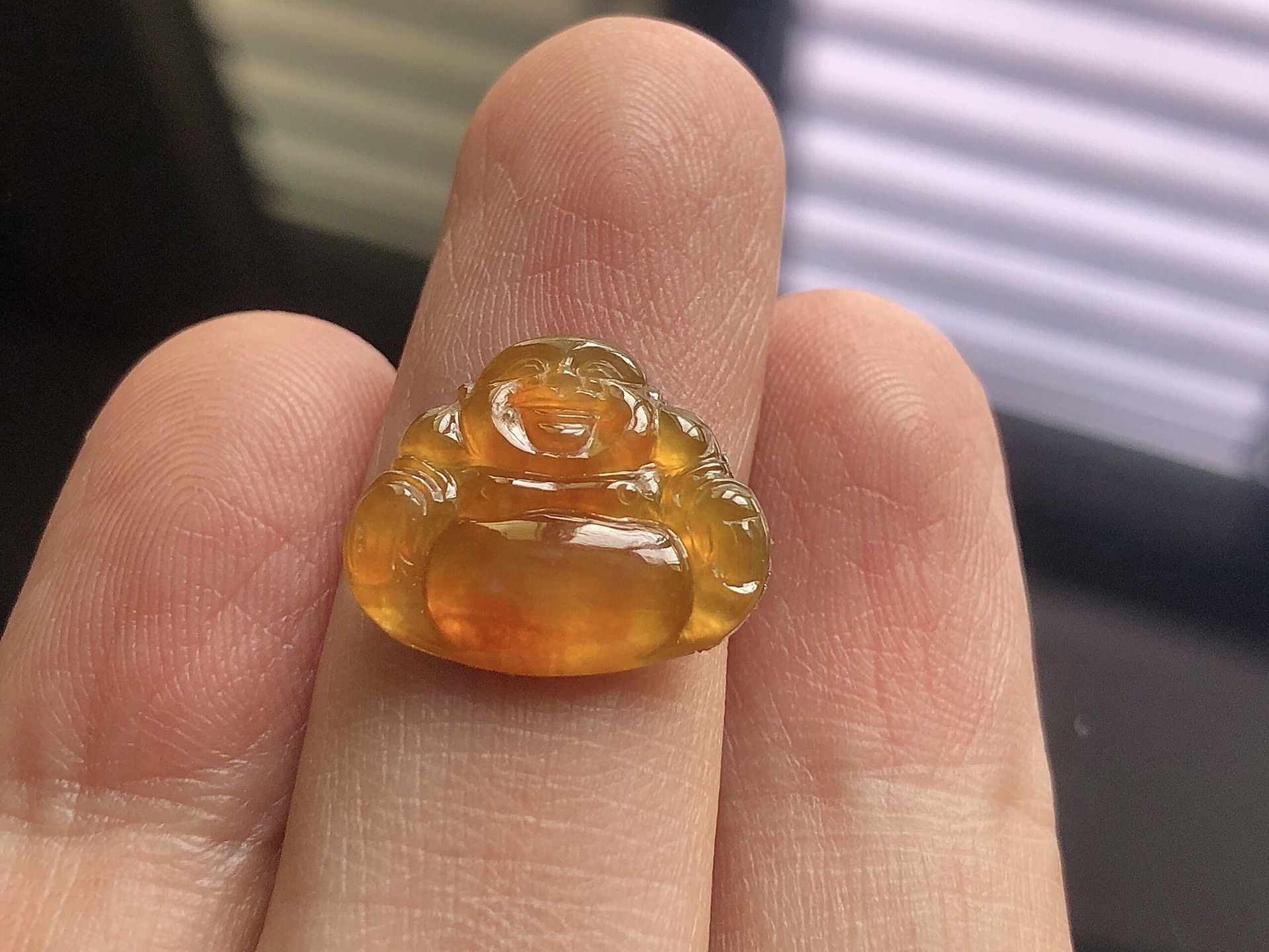 ️ 黄翡佛公， 色泽极美，通透水润，玉质细腻，夺目迷人，雕工精湛，面相慈祥大气，品相，无裂，尺寸16.8*14.5*2.8